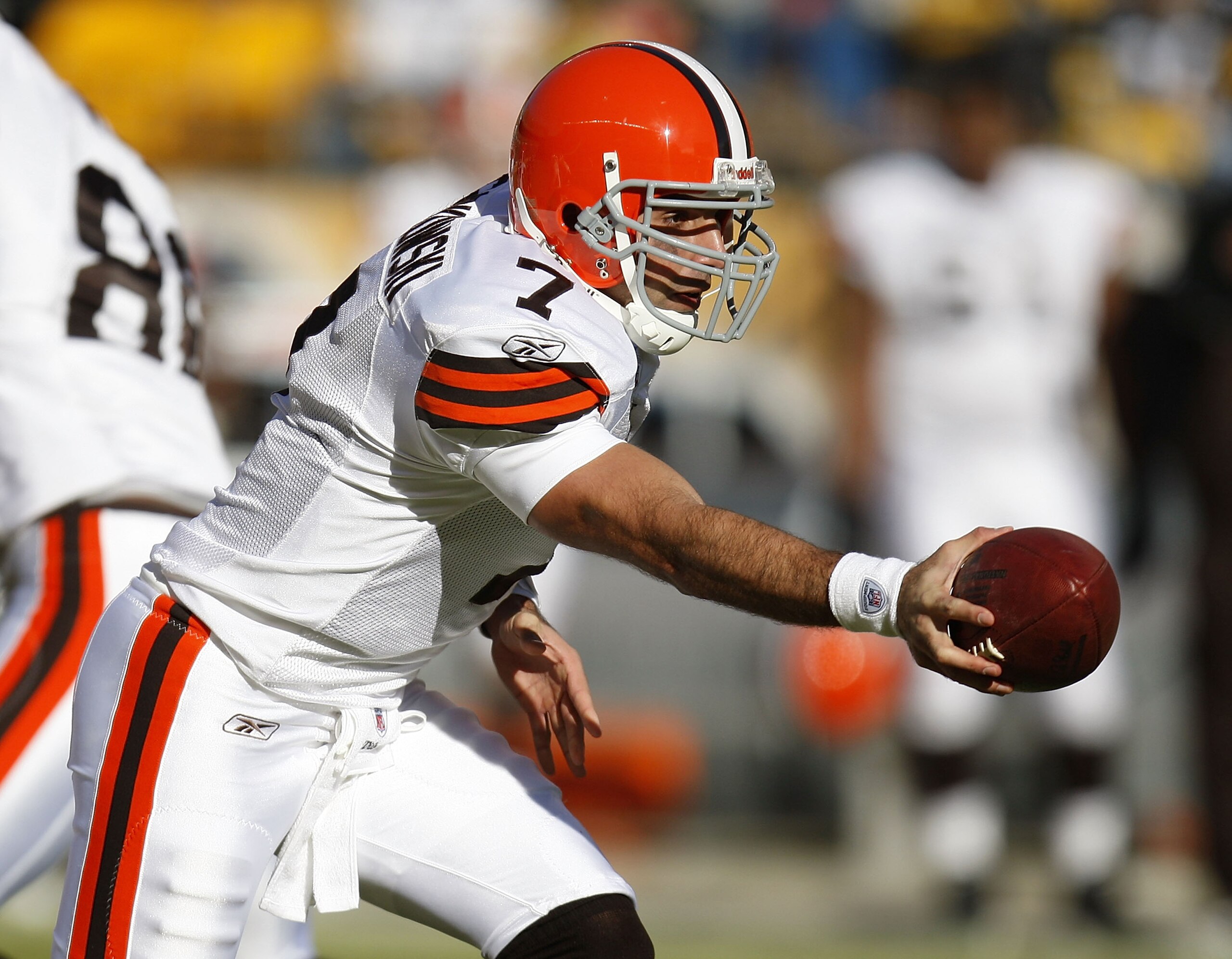 PITTSBURGH - DECEMBER 28: Bruce Gradkowski #7 of the Cleveland Browns gets ready to hand off in the first quarter while playing the Pittsburgh Steelers at Heinz Field December 28, 2008 in Pittsburgh, Pennsylvania. (Photo by Gregory Shamus/Getty Images)