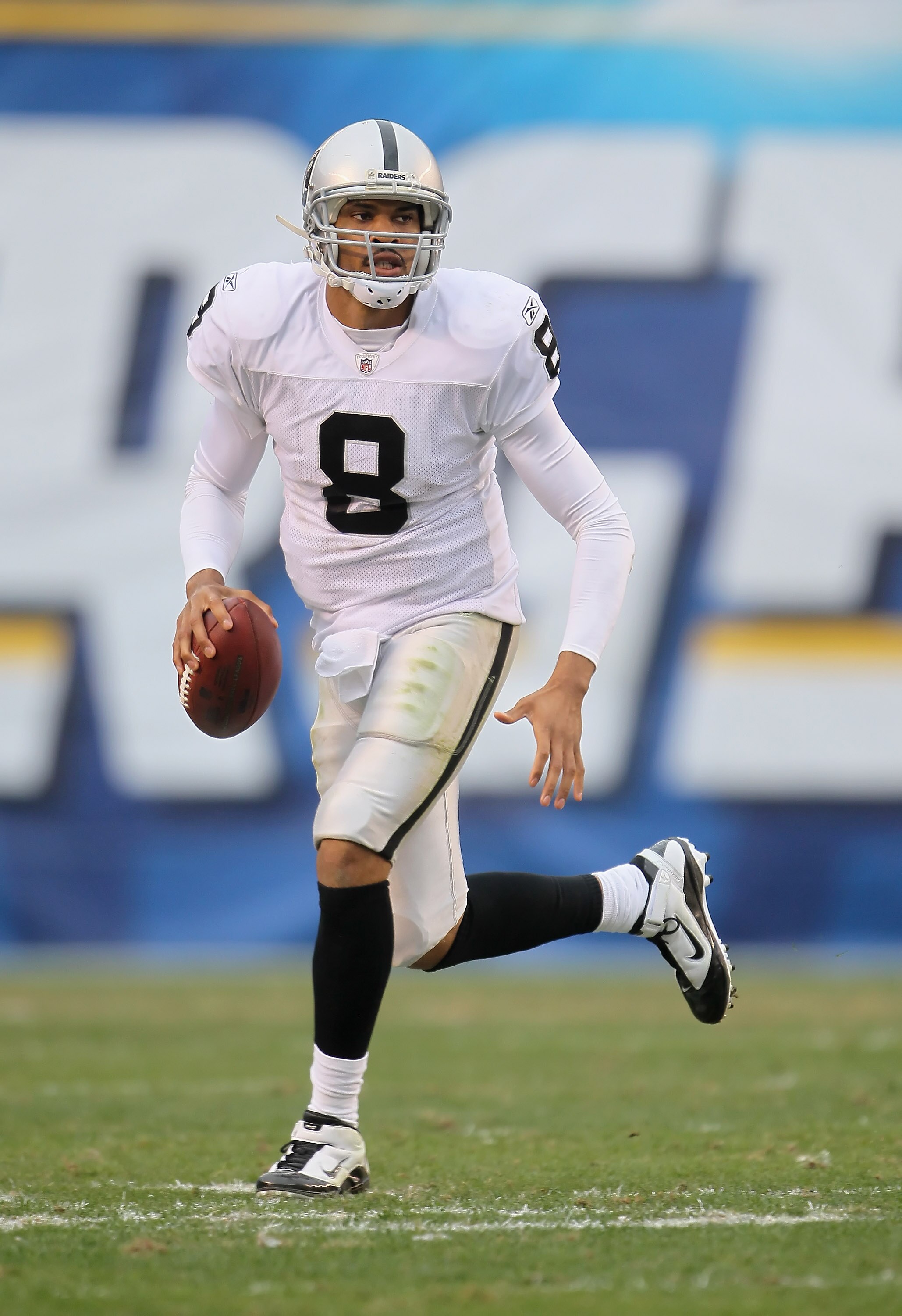 SAN DIEGO - DECEMBER 05:  Quarterback Jason Campbell #8 the Oakland Raiders drops back to pass against the San Diego Chargers at Qualcomm Stadium on December 5, 2010 in San Diego, California. The Raiders defeated the Chargers 28-13.  (Photo by Jeff Gross/