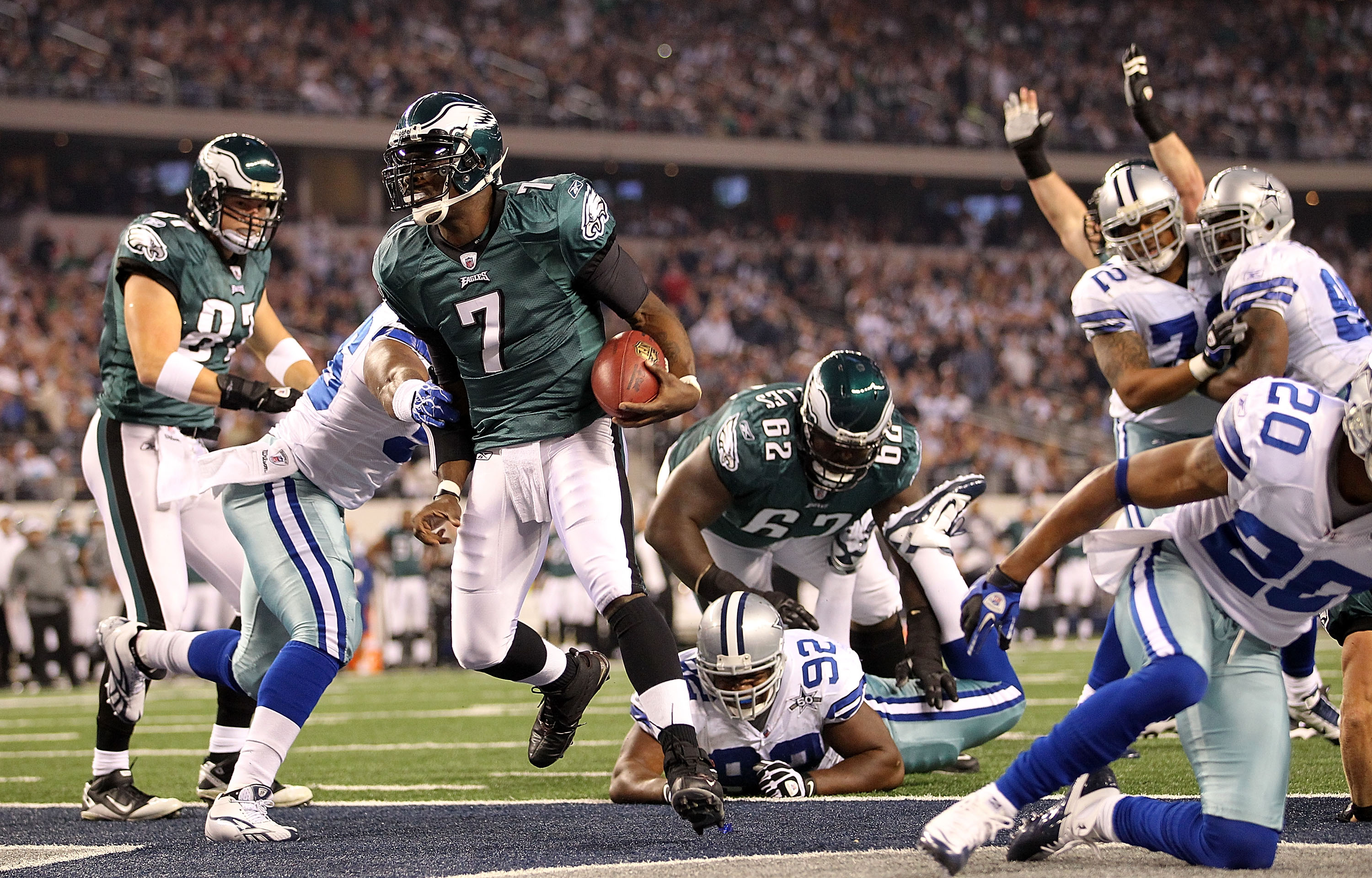 ARLINGTON, TX - DECEMBER 12:  Quarterback Michael Vick #7 of the Philadelphia Eagles runs for a touchdown against the Dallas Cowboys at Cowboys Stadium on December 12, 2010 in Arlington, Texas.  (Photo by Ronald Martinez/Getty Images)