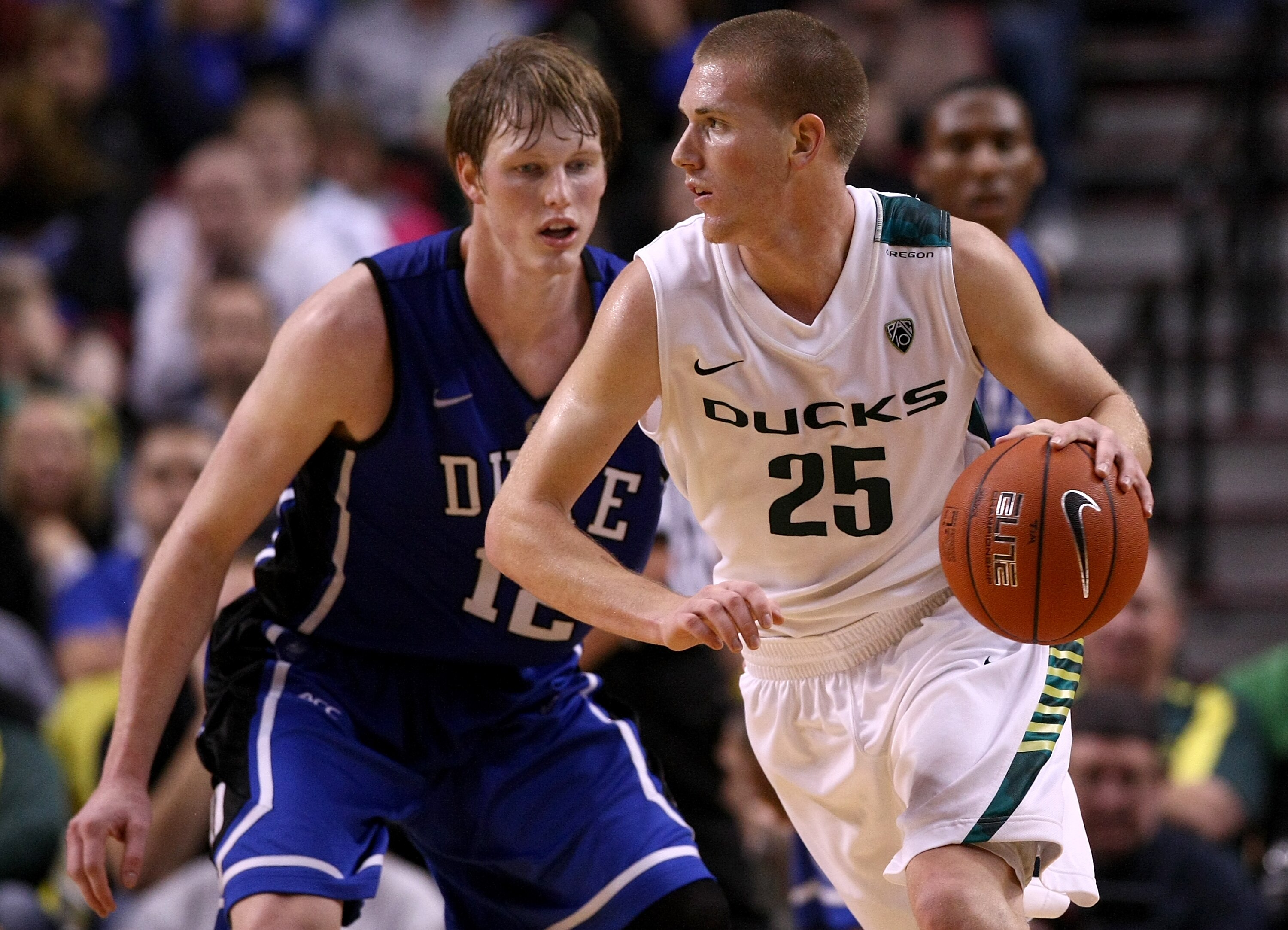 PORTLAND, OR - NOVEMBER 27:  E. J. Singler #25 of the Oregon Ducks dribbles against his brother Kyle Singler #12 of the Duke Blue Devils  on November 27, 2010 at the Rose Garden in Portland, Oregon.  (Photo by Jonathan Ferrey/Getty Images)