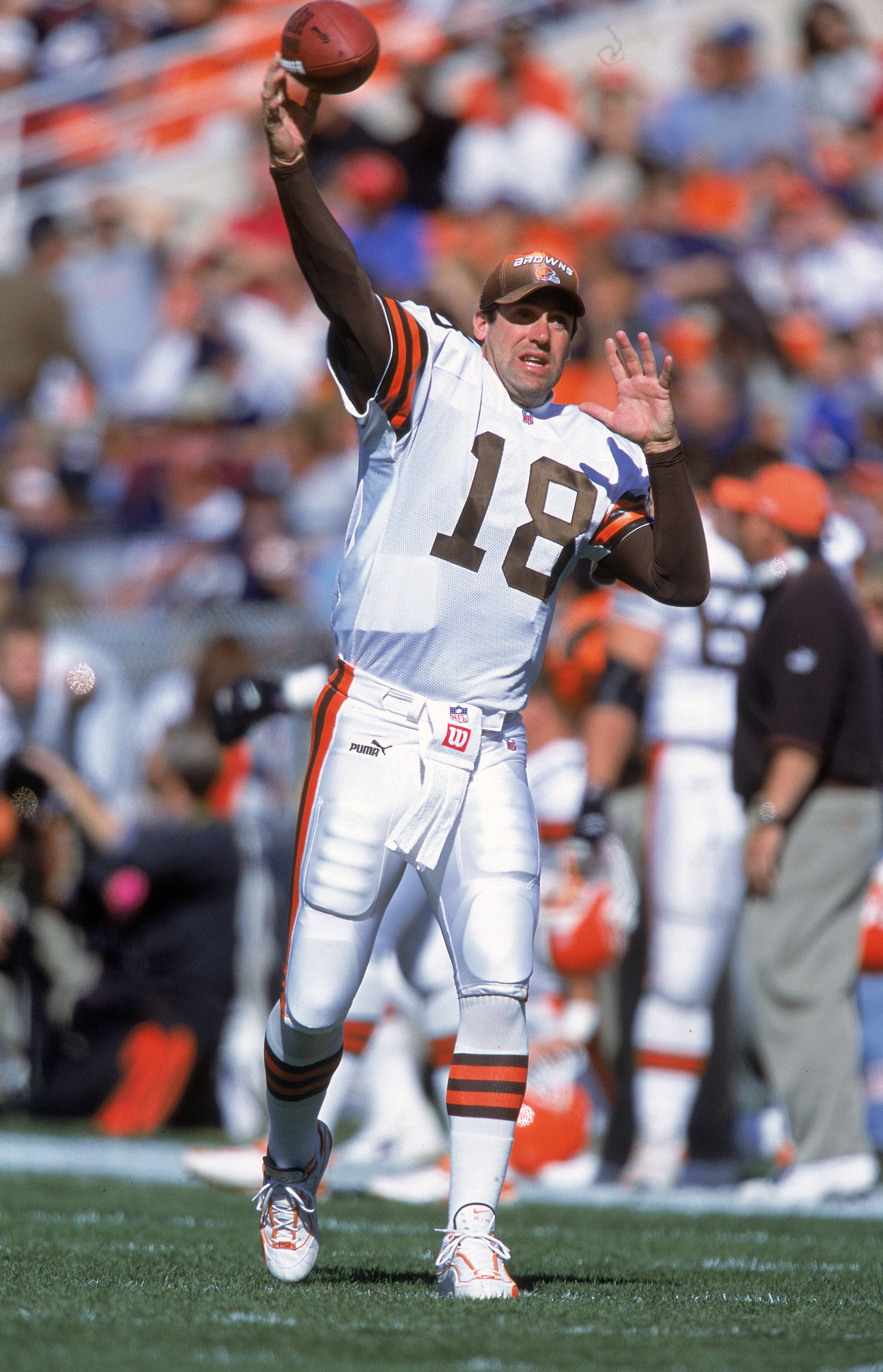 15 Oct 2000: Quarterback Doug Pederson #18 of the Cleveland Browns passes the ball during the game against the Denver Broncos at the Mile High Stadium in Denver, Colorado. The Broncos defeated the Browns 44-10.Mandatory Credit: Brian Bahr  /Allsport
