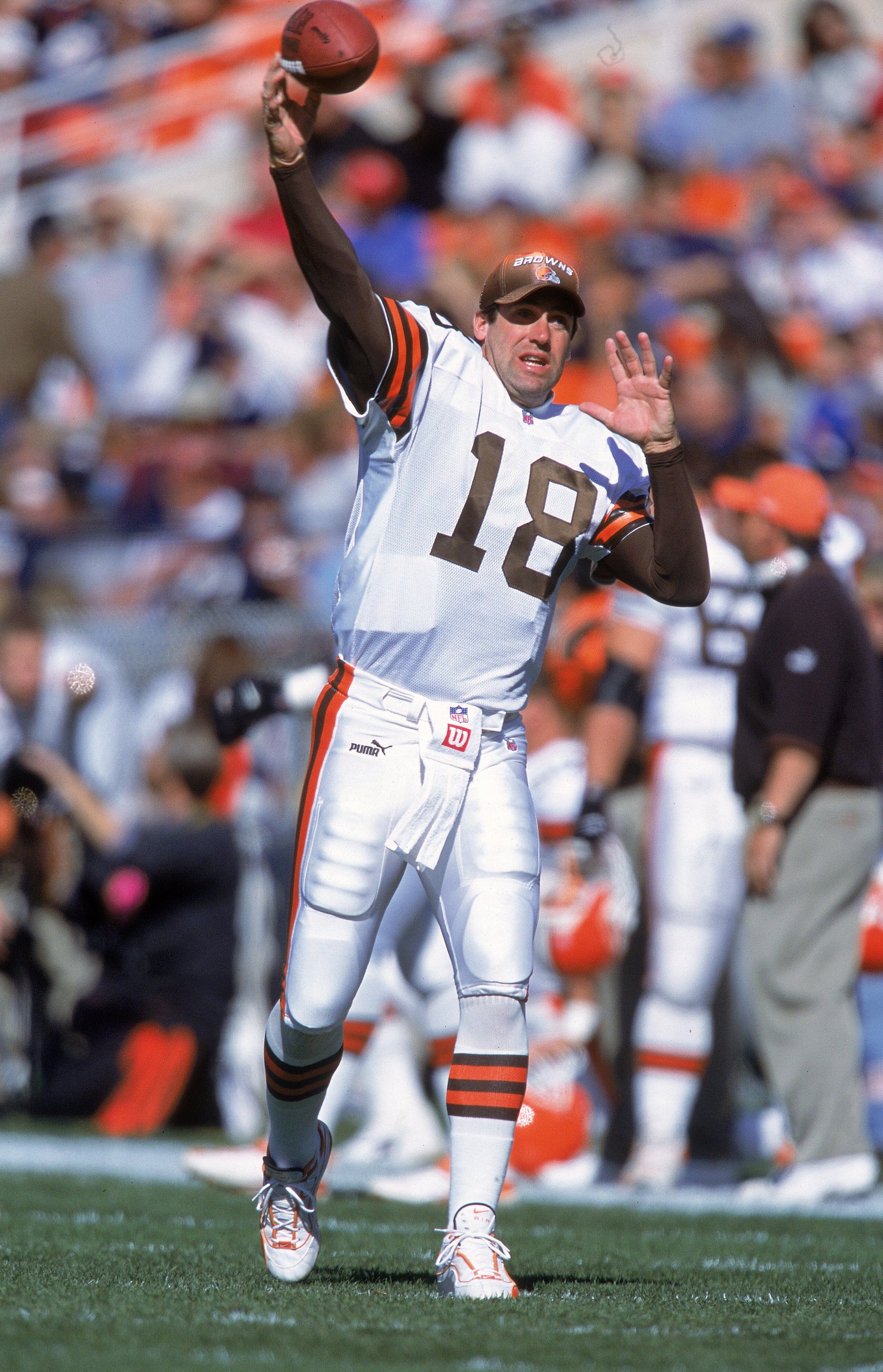 15 Oct 2000: Quarterback Doug Pederson #18 of the Cleveland Browns passes the ball during the game against the Denver Broncos at the Mile High Stadium in Denver, Colorado. The Broncos defeated the Browns 44-10.Mandatory Credit: Brian Bahr  /Allsport