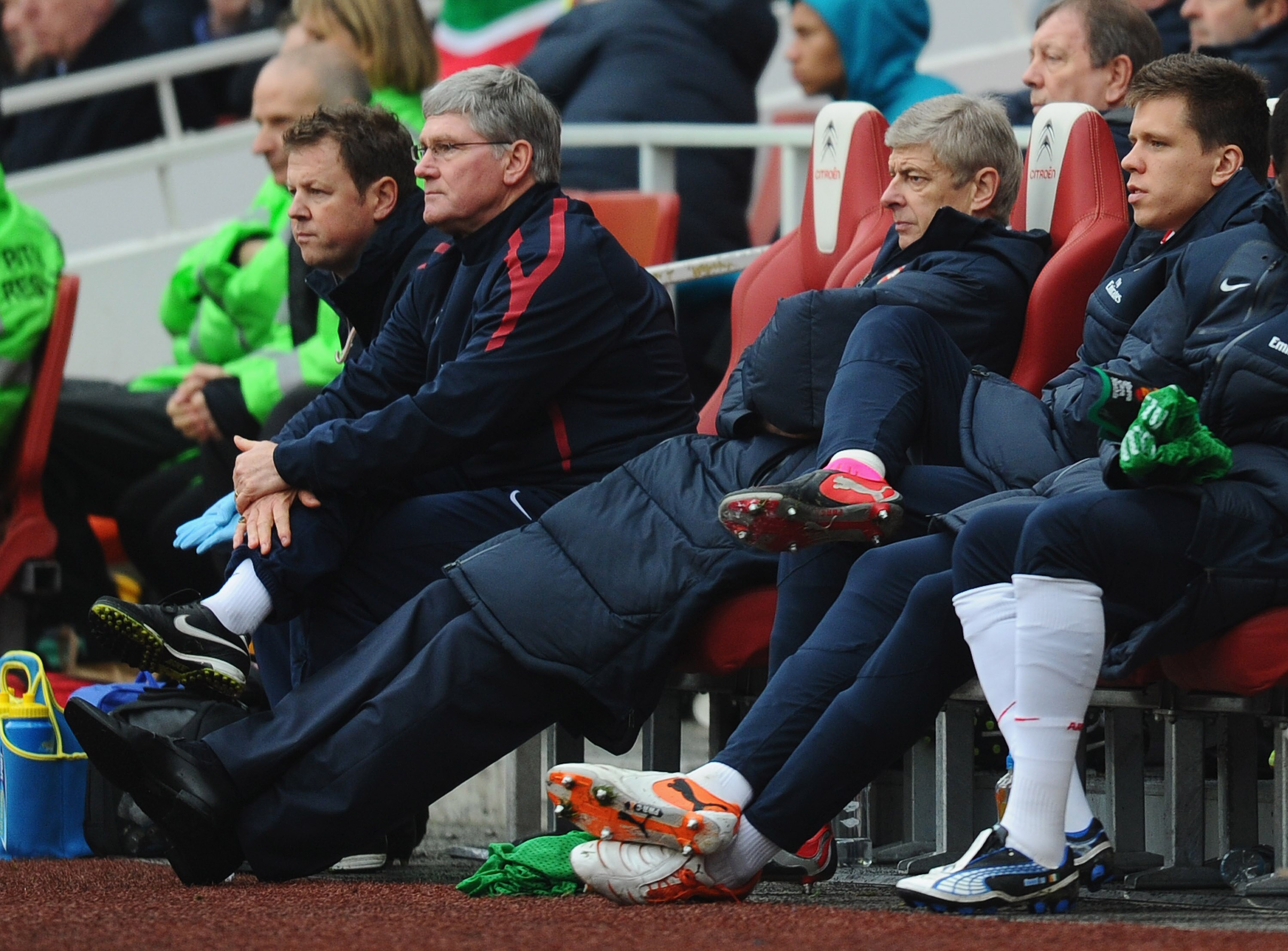 LONDON, ENGLAND - NOVEMBER 20:  Arsenal manager Arsene Wenger looks onl during the Barclays Premier League match between Arsenal and Tottenham Hotspur at the Emirates Stadium on November 20, 2010 in London, England.  (Photo by Mike Hewitt/Getty Images)