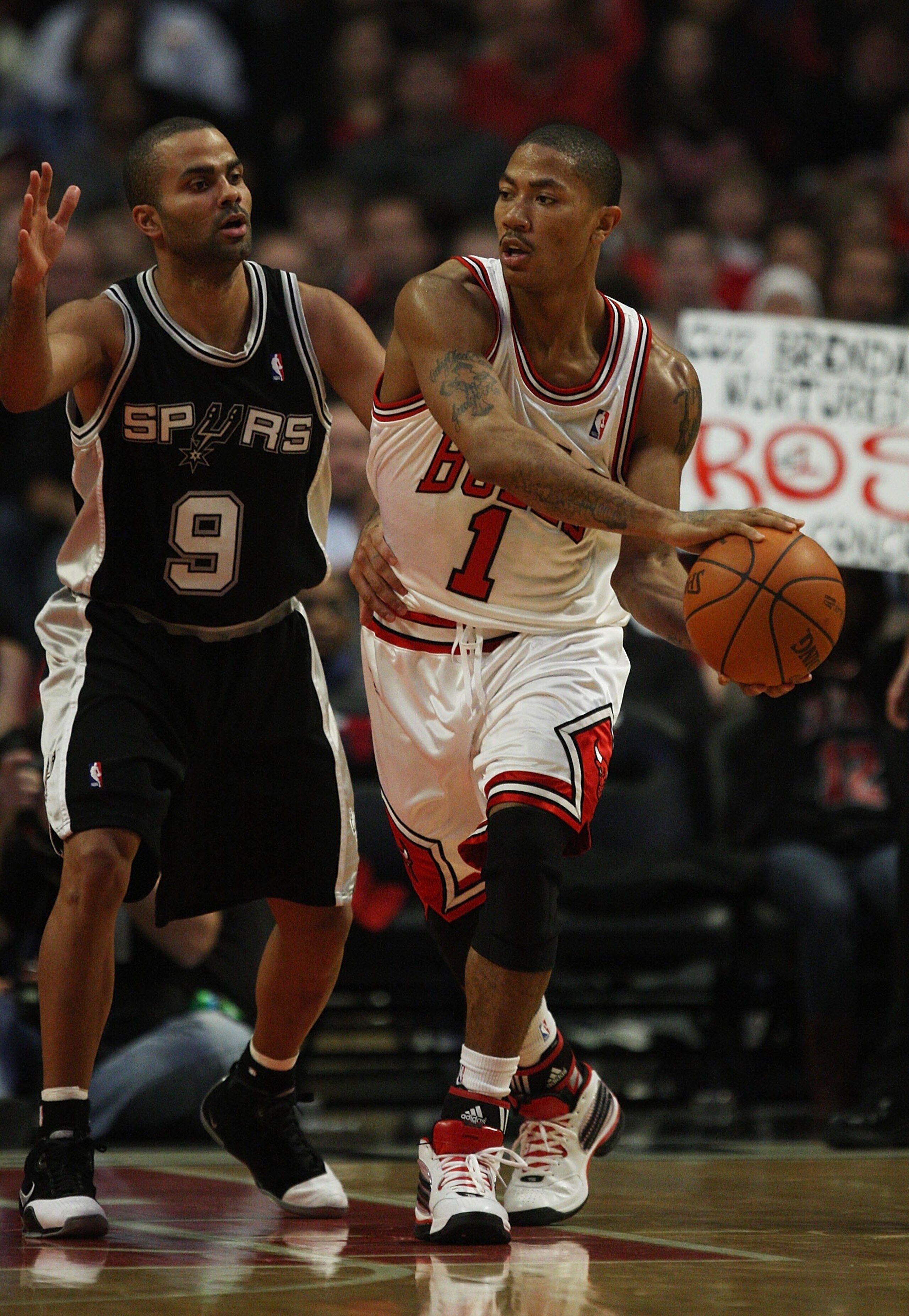 CHICAGO - OCTOBER 29: Derrick Rose #1 of the Chicago Bulls looks to pass under pressure from Tony Parker #9 of the San Antonio Spurs at the United Center on October 29, 2009 in Chicago, Illinois. The Bulls defeated the Spurs 92-85. (Photo by Jonathan Dani