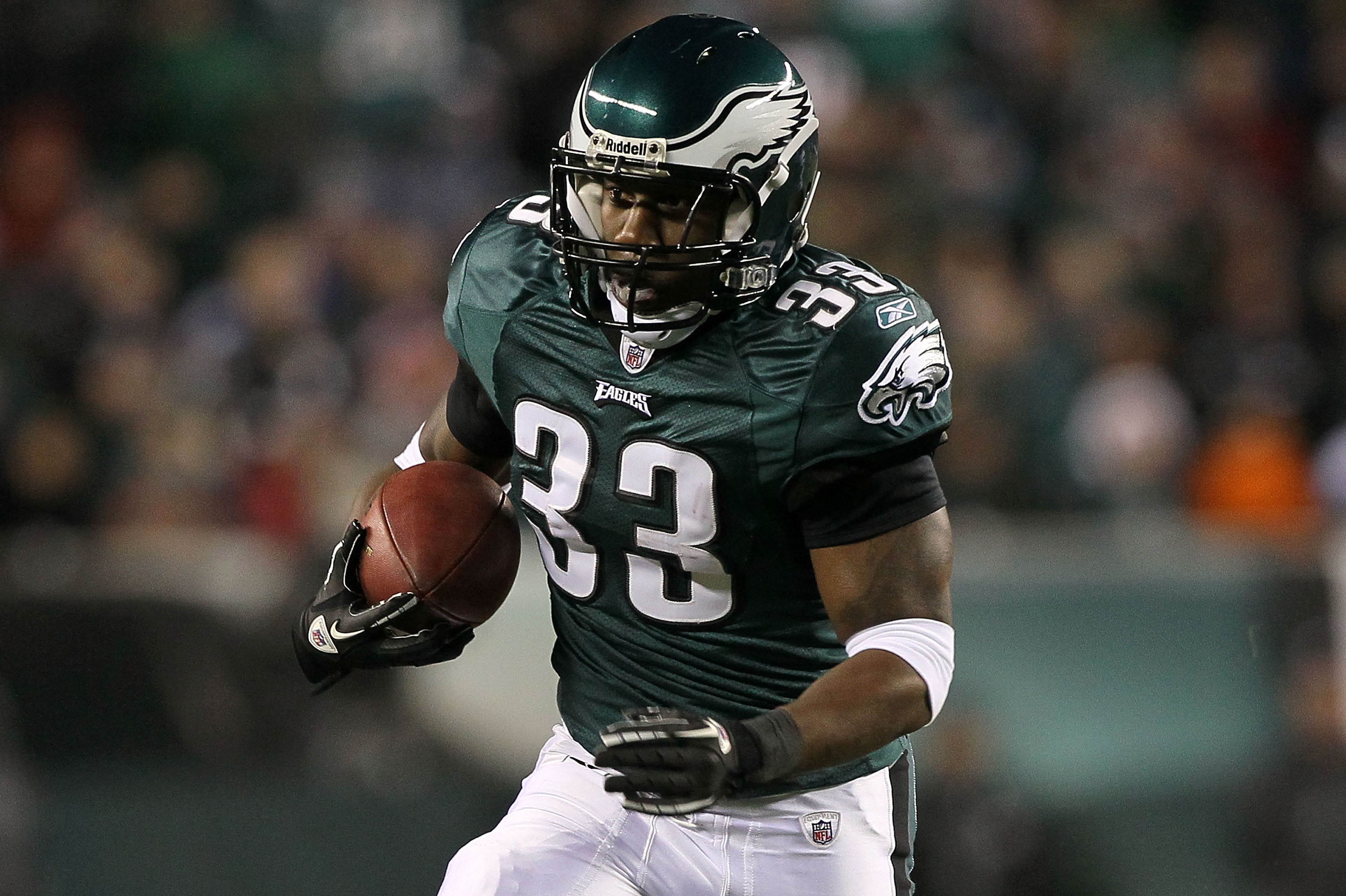 PHILADELPHIA, PA - DECEMBER 02:  Jerome Harrison #33 of the Philadelphia Eagles runs with the ball against the Houston Texans at Lincoln Financial Field on December 2, 2010 in Philadelphia, Pennsylvania.  (Photo by Jim McIsaac/Getty Images)