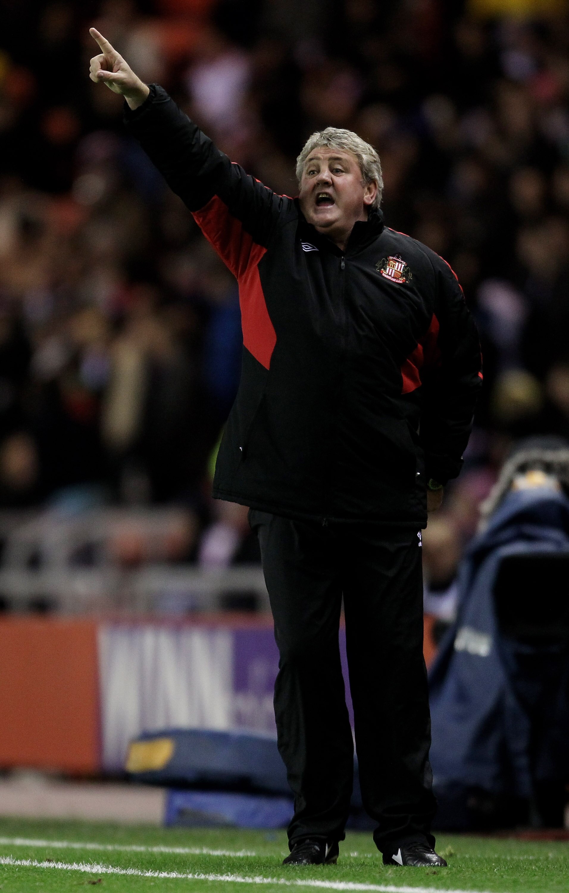 SUNDERLAND, ENGLAND - DECEMBER 05:  Sunderland Manager Steve Bruce issues instructions during the Barclays Premier League match between Sunderland and West Ham United at the Stadium of Light on December 5, 2010 in Sunderland, England.  (Photo by Alex Live