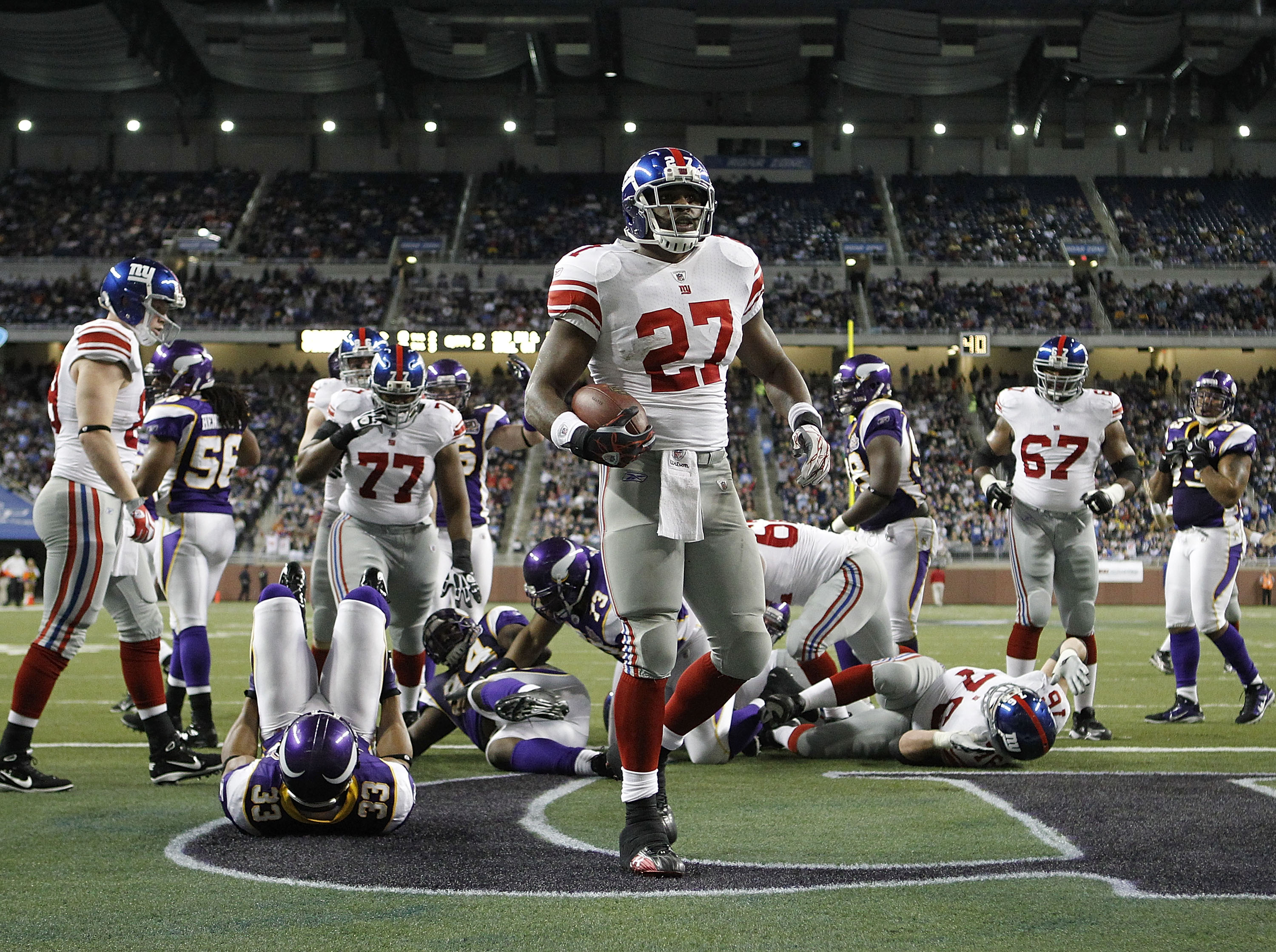 DETROIT - DECEMBER 13:  Brandon Jacobs #27 of the New York Giants scores a second quarter touchdown to give the Giants a 7-3 lead over the Minnesota Vikings at Ford Field on December 13, 2010 in Detroit, Michigan.  (Photo by Leon Halip/Getty Images)