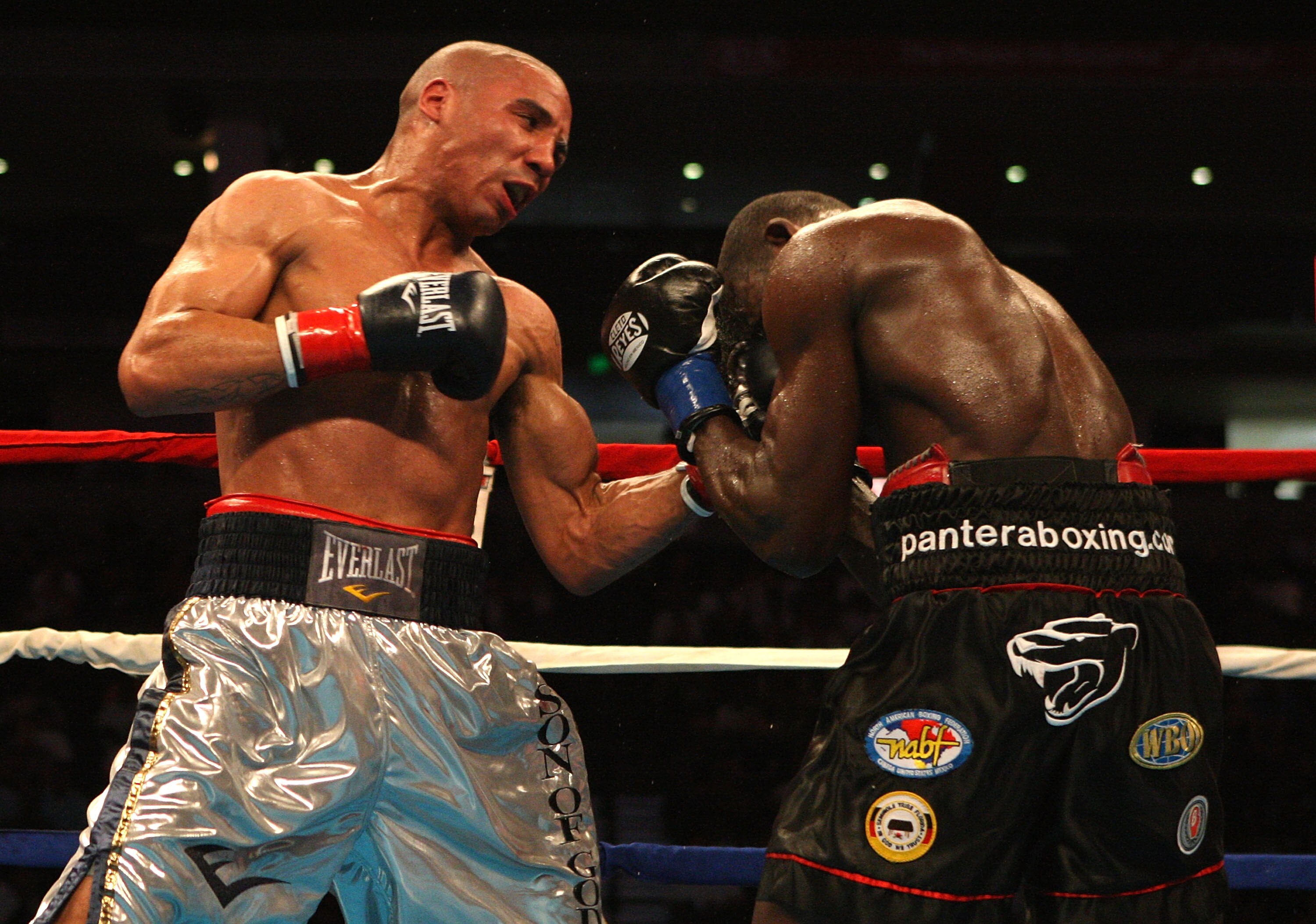 OAKLAND, CA - MAY 16:  Andre Ward (L) punches Edison Miranda during the NABO and NABF Super Middleweight Championship boxing match on May 16, 2009 at the Oakland-Alameda County Coliseum in Oakland, California.  (Photo by Jed Jacobsohn/Getty Images)