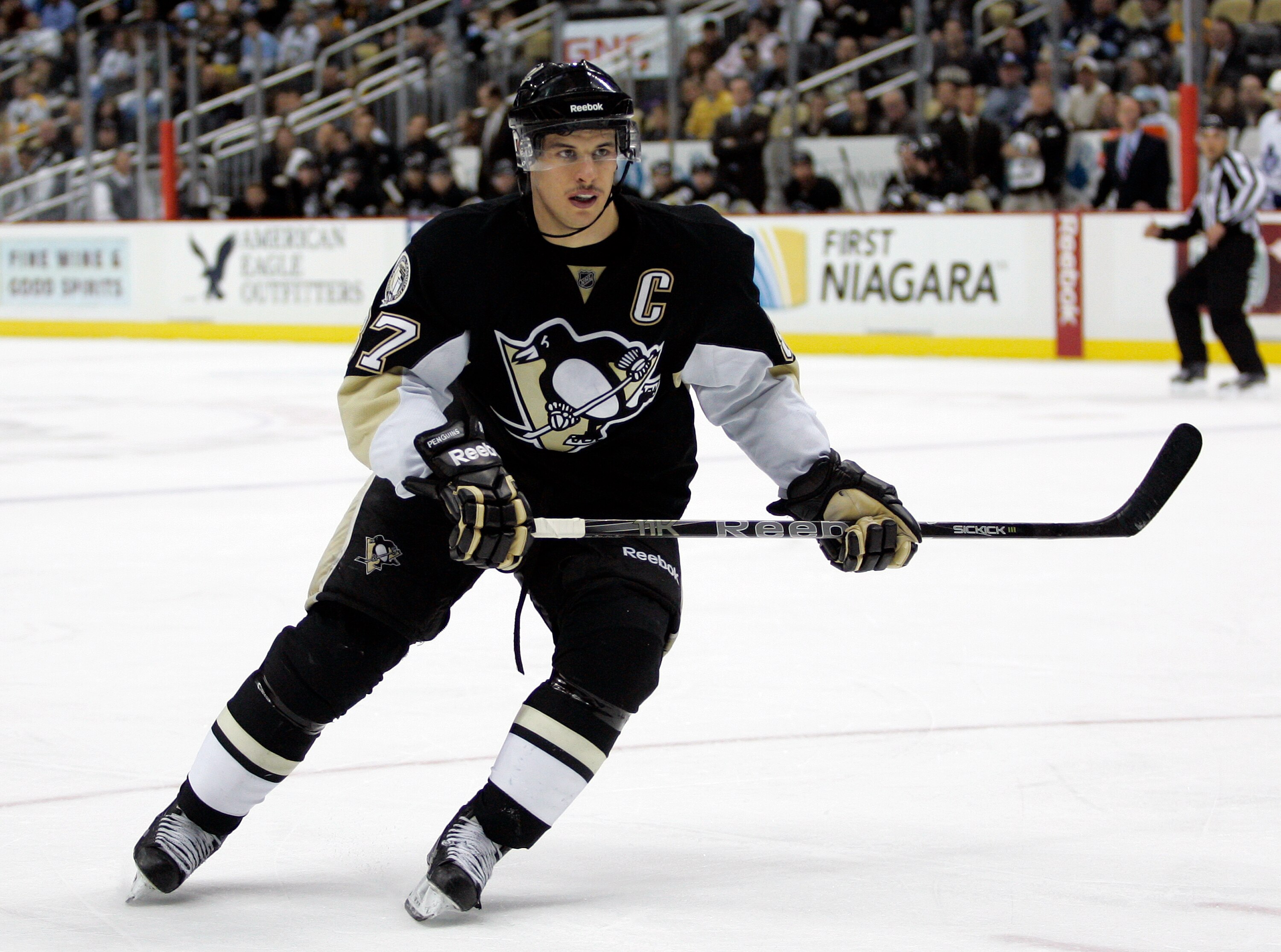 PITTSBURGH, PA - DECEMBER 08:  Sidney Crosby #87 of the Pittsburgh Penguins skates against the Toronto Maple Leafs at Consol Energy Center on December 8, 2010 in Pittsburgh, Pennsylvania.  Penguins defeated the Maple Leafs 5-2.  (Photo by Justin K. Aller/