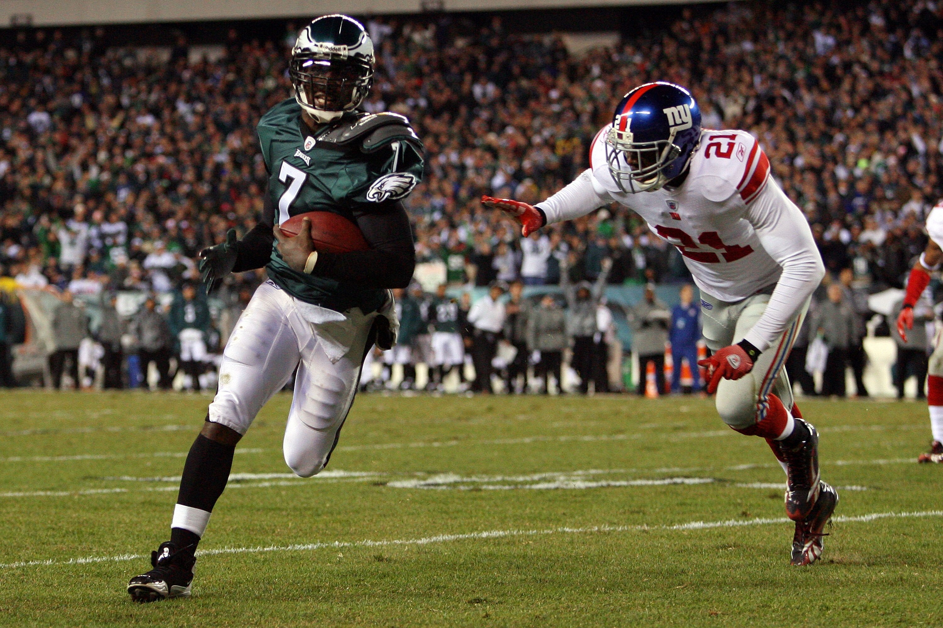 PHILADELPHIA - NOVEMBER 21:  Michael Vick #7 of the Philadelphia Eagles runs for a touchdown against Kenny Phillips #21 of the New York Giants in the first quarter at Lincoln Financial Field on November 21, 2010 in Philadelphia, Pennsylvania.  (Photo by M