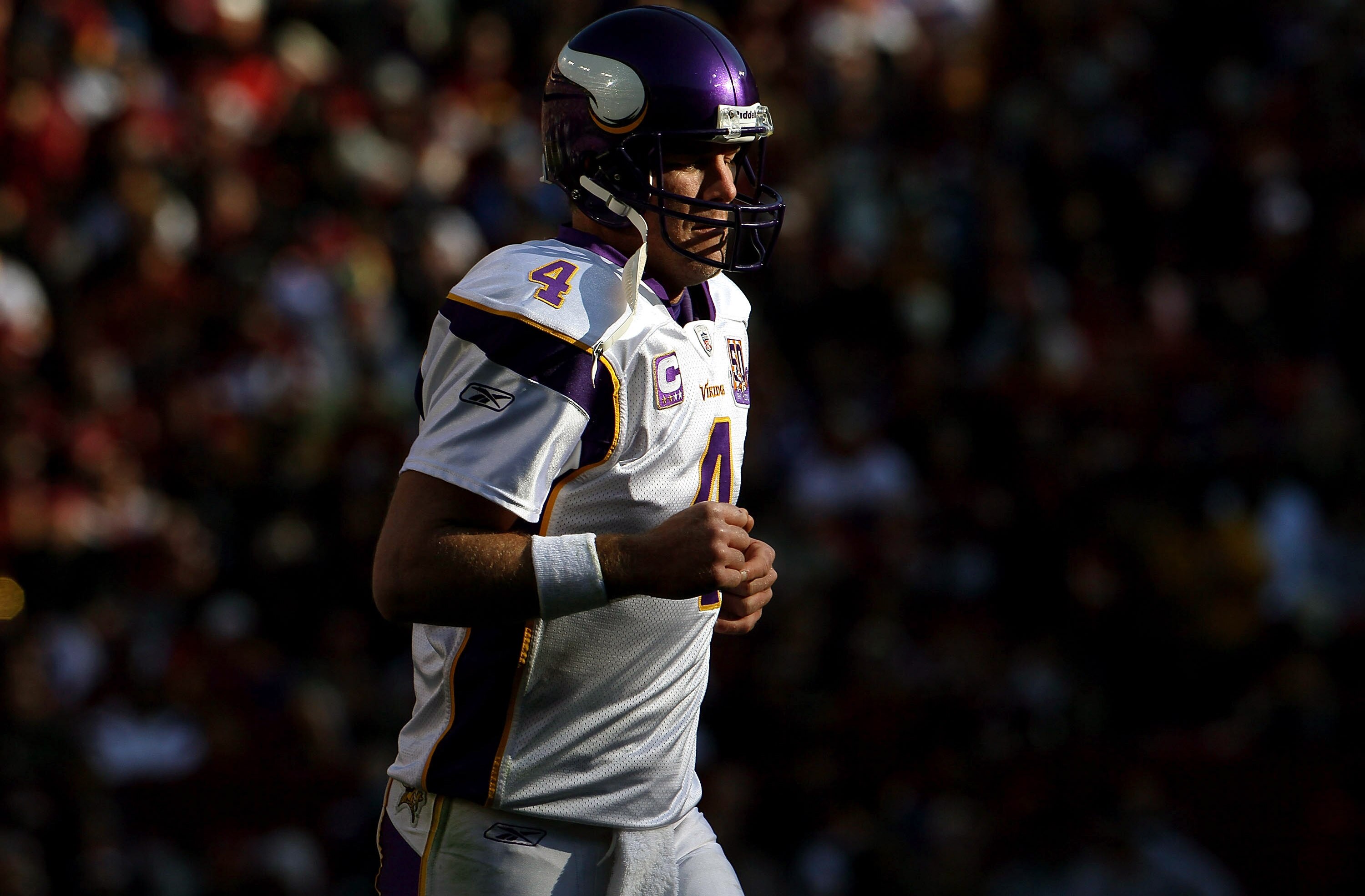 LANDOVER, MD - NOVEMBER 28:  Brett Favre #4 of the Minnesota Vikings against the Washington Redskins at FedExField November 28, 2010 in Landover, Maryland. The Vikings won the game 17-13.  (Photo by Win McNamee/Getty Images)