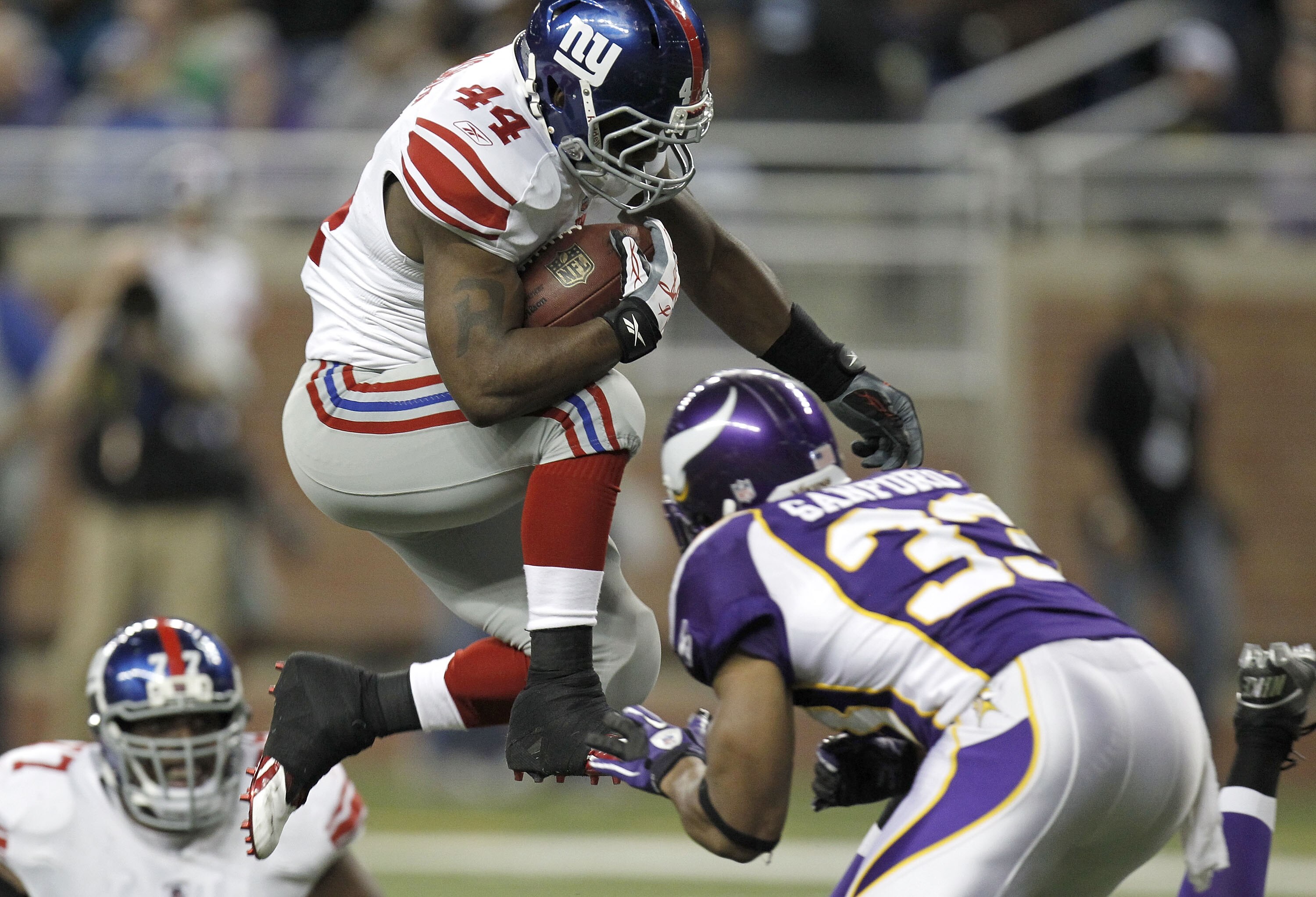 DETROIT, MI - DECEMBER 13: Ahmad Bradshaw #44 of the New York Giants tries to jump over the tackle of Jamarca Sanford #33 of the Minnesota Vikings at Ford Field on December 13, 2010 in Detroit, Michigan.  (Photo by Gregory Shamus/Getty Images)