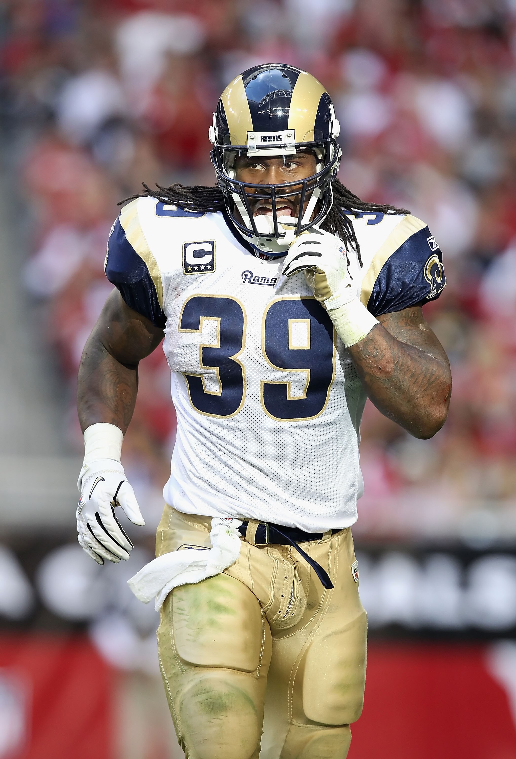 GLENDALE, AZ - DECEMBER 05:  Runningback Steven Jackson #39 of the St. Louis Rams walks off the field during the NFL game against the Arizona Cardinals at the University of Phoenix Stadium on December 5, 2010 in Glendale, Arizona. The Rams defeated the Ca