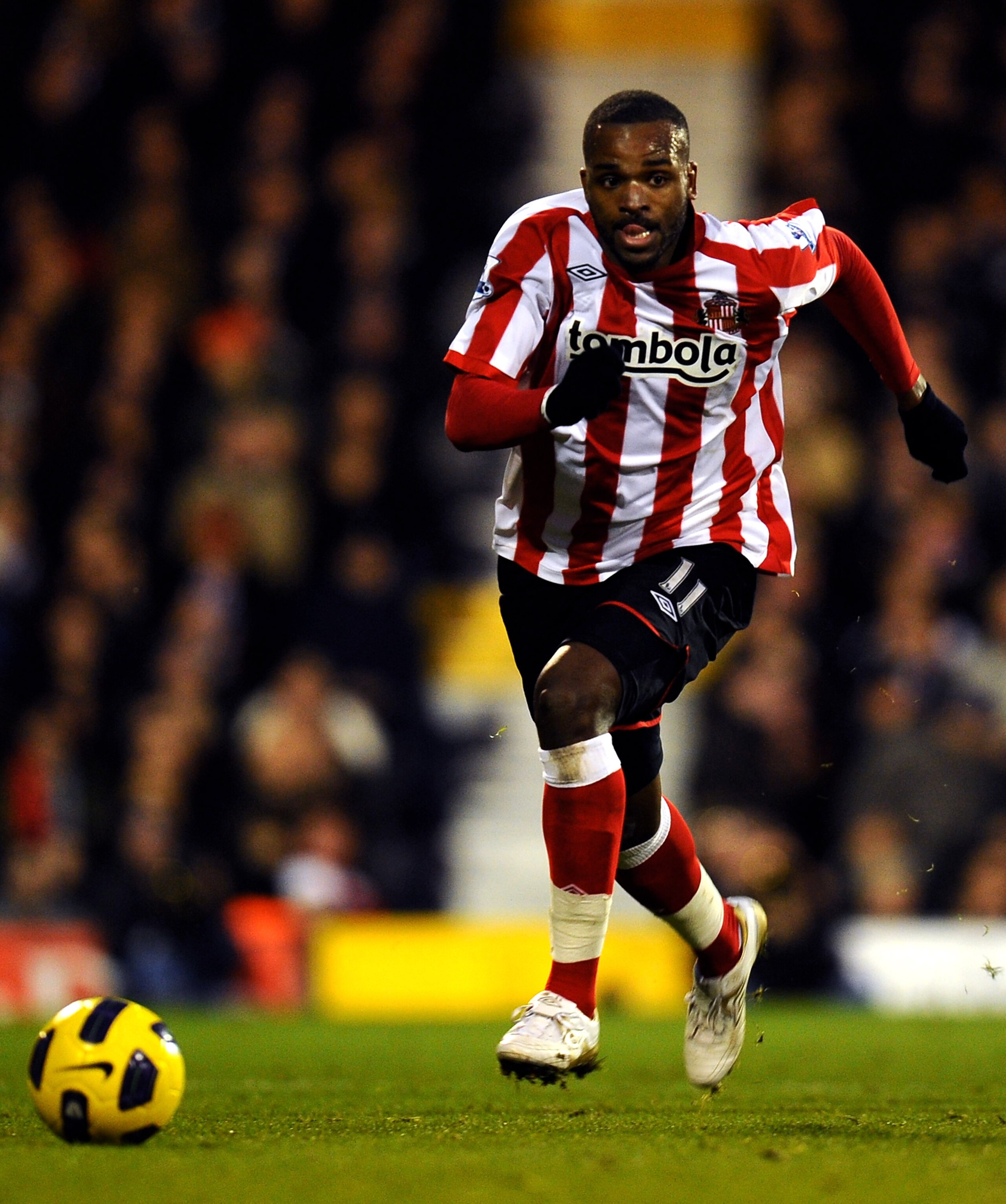 LONDON, ENGLAND - DECEMBER 11:  Darren Bent in action during the Barclays Premier League match between Fulham and Sunderland at Craven Cottage on December 11, 2010 in London, England.  (Photo by Clive Mason/Getty Images)
