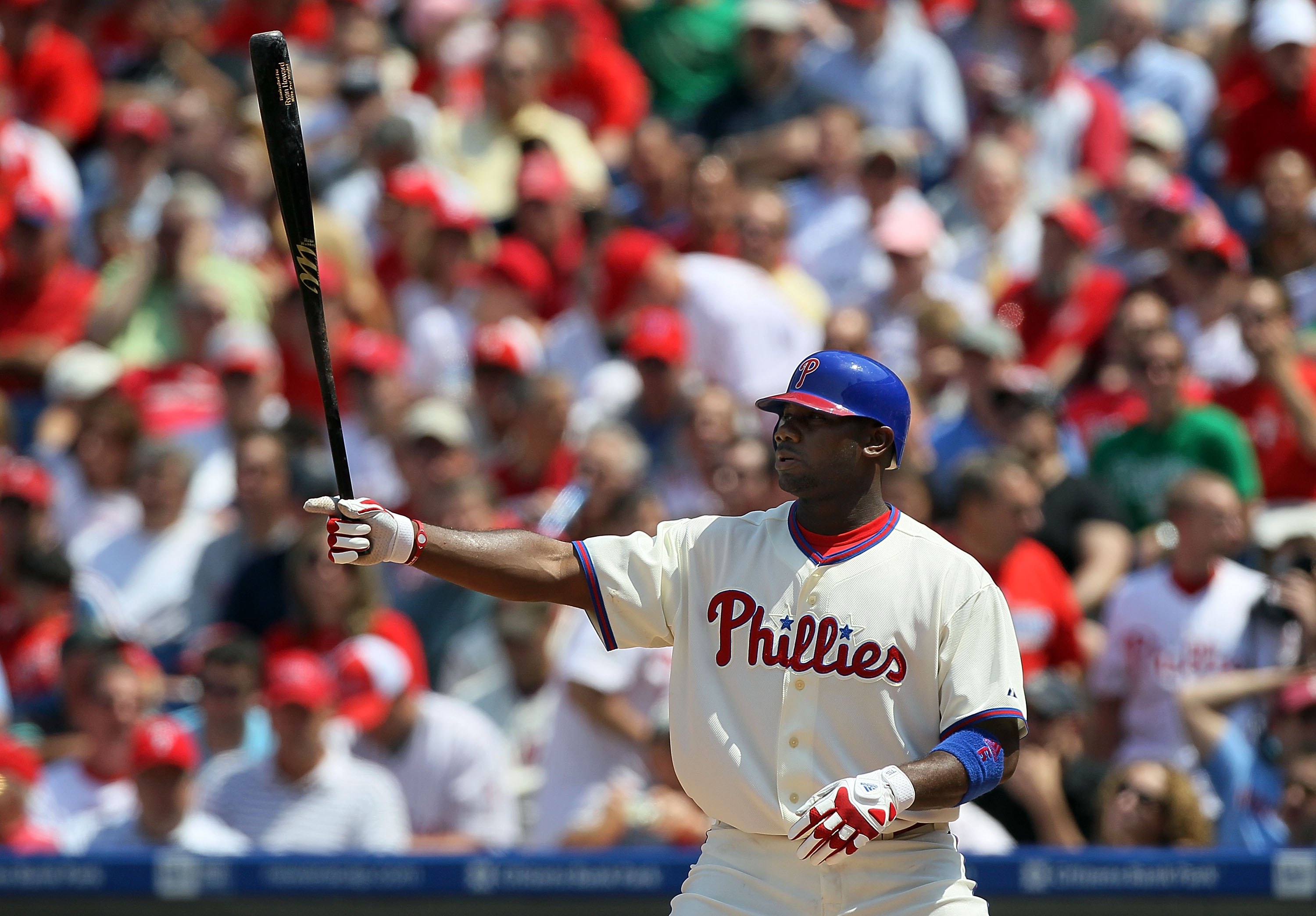PHILADELPHIA - MAY 06:  Ryan Howard #6 of the Philadelphia Phillies bats against the St. Louis Cardinals at Citizens Bank Park on May 6, 2010 in Philadelphia, Pennsylvania.  (Photo by Jim McIsaac/Getty Images)