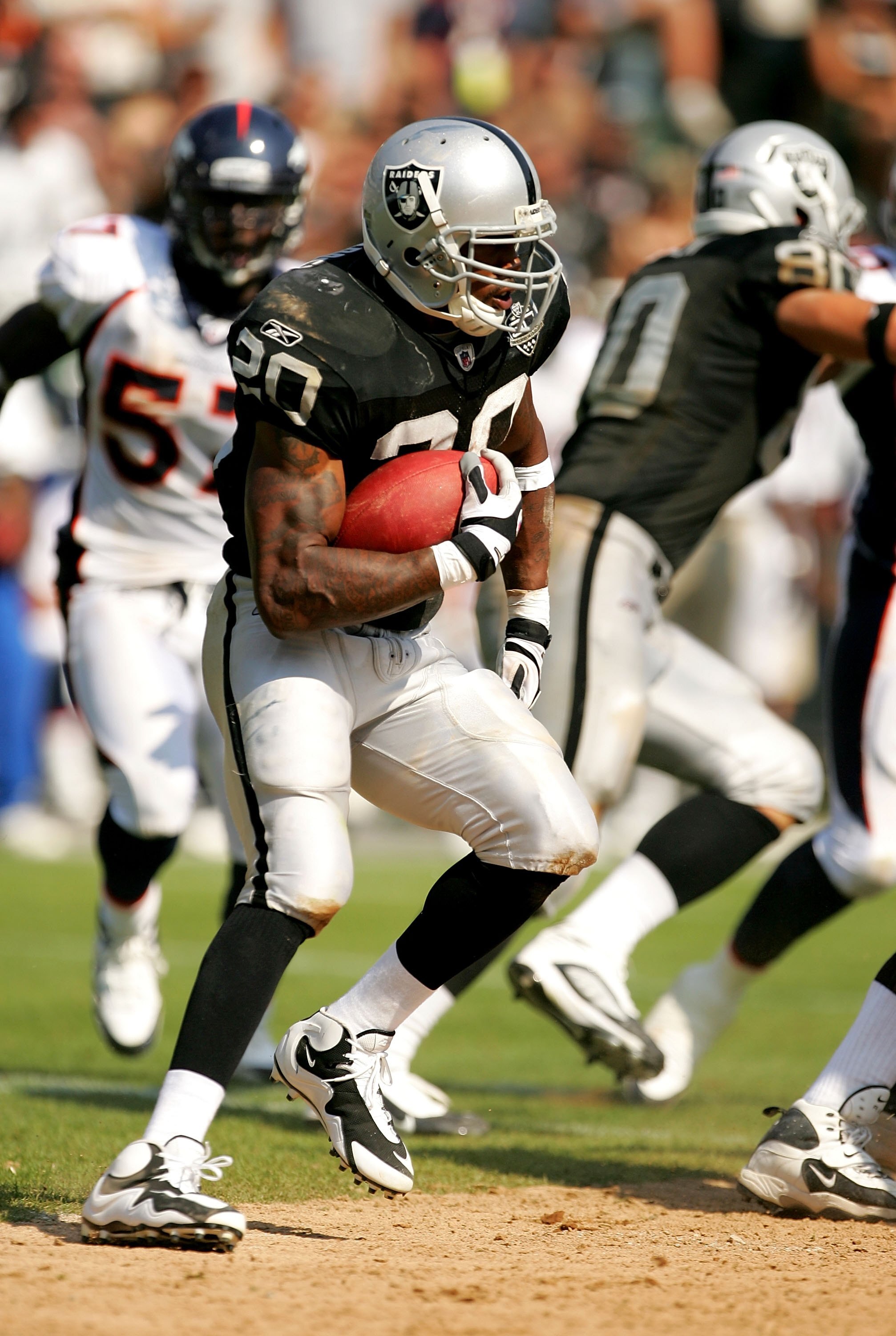OAKLAND, CA - SEPTEMBER 27:  Darren McFadden #20 of the Oakland Raiders runs with the ball during their game against the Denver Broncos at the Oakland-Alameda County Coliseum on September 27, 2009 in Oakland, California.  (Photo by Ezra Shaw/Getty Images)