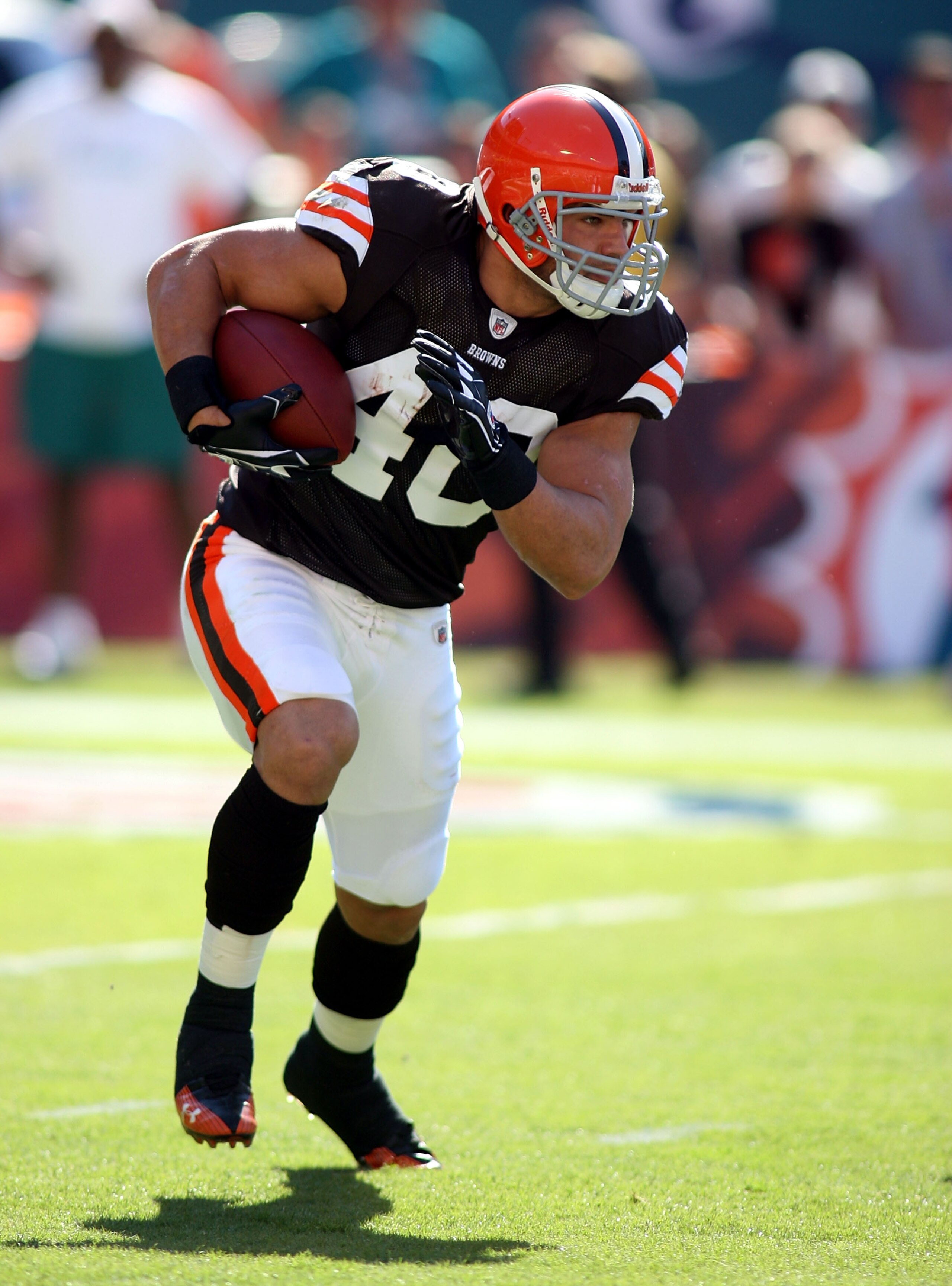 MIAMI - DECEMBER 05: Running back Peyton Hillis #40 of the Cleveland Browns carries against the Miami Dolphins at Sun Life Stadium on December 5, 2010 in Miami, Florida. (Photo by Marc Serota/Getty Images) MIAMI - DECEMBER 05: Running back Peyton Hillis #40 of the Cleveland Browns carries against the Miami Dolphins at Sun Life Stadium on December 5, 2010 in Miami, Florida. (Photo by Marc Serota/Getty Images)
