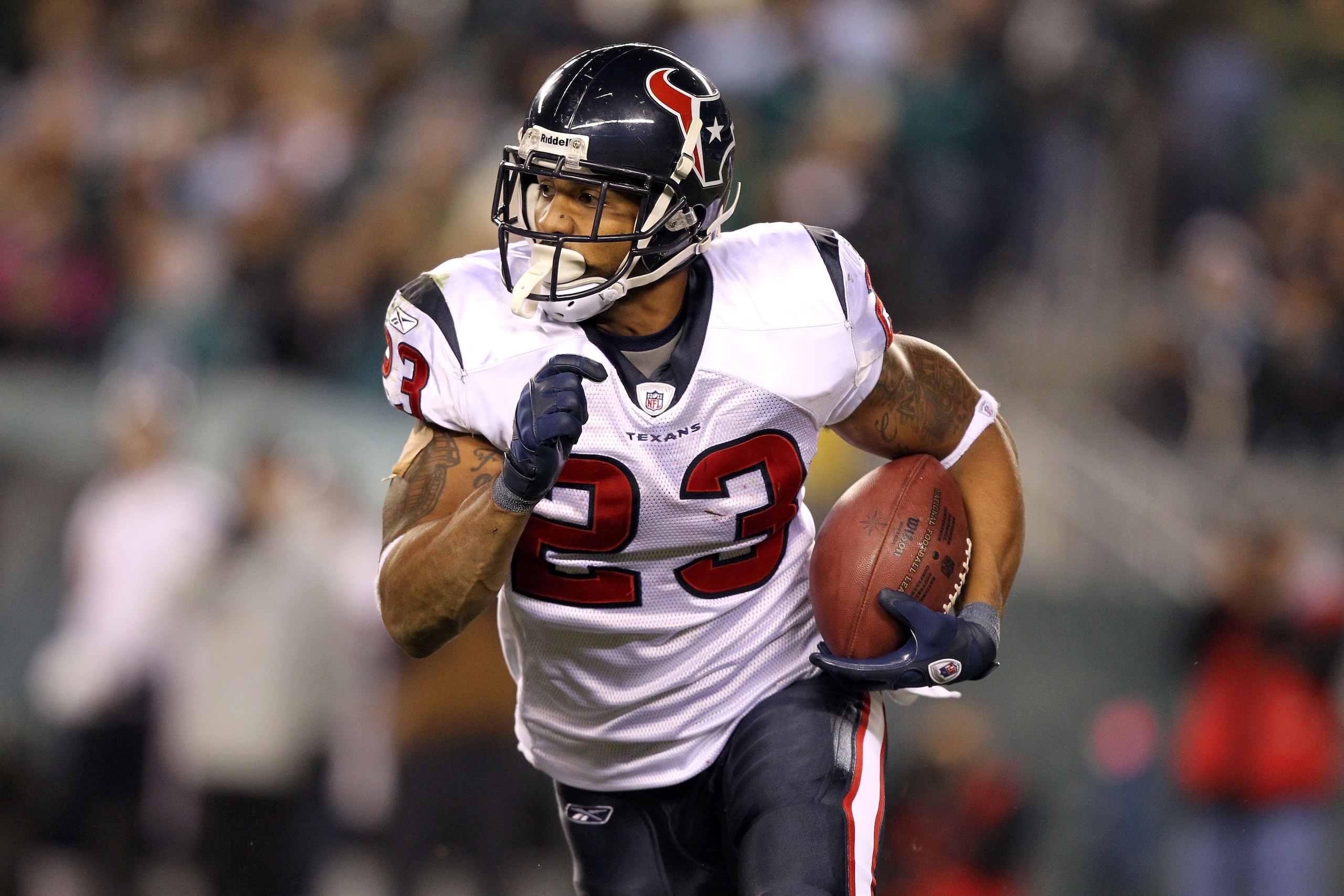 PHILADELPHIA, PA - DECEMBER 02: Arian Foster #23 of the Houston Texans runs the ball in the first half against the Philadelphia Eagles at Lincoln Financial Field on December 2, 2010 in Philadelphia, Pennsylvania. The Eagles won 34-24. (Photo by Al Bello/ PHILADELPHIA, PA - DECEMBER 02: Arian Foster #23 of the Houston Texans runs the ball in the first half against the Philadelphia Eagles at Lincoln Financial Field on December 2, 2010 in Philadelphia, Pennsylvania. The Eagles won 34-24. (Photo by Al Bello/