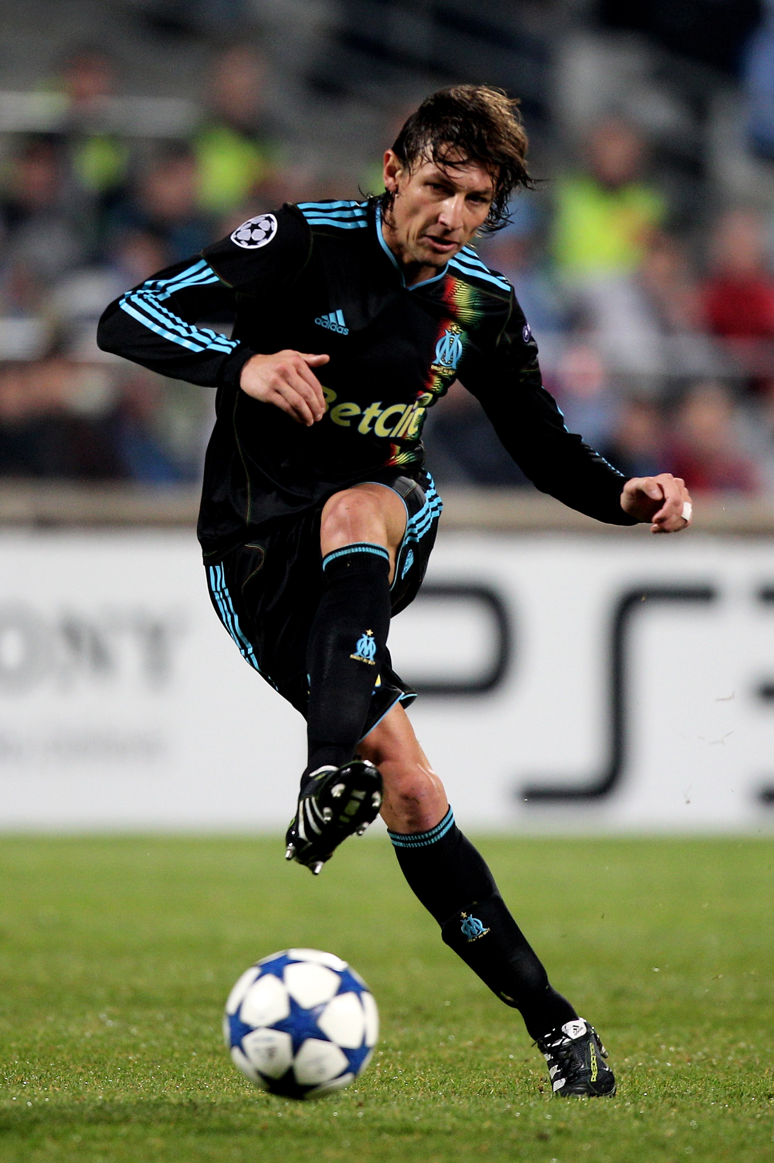 MARSEILLE, FRANCE - DECEMBER 08: Gabriel Heinze of Marseille passes the ball during the UEFA Champions League Group F match between Marseille and Chelsea at the Stade Velodrome on December 8, 2010 in Marseille, France. (Photo by Michael Steele/Getty Image MARSEILLE, FRANCE - DECEMBER 08: Gabriel Heinze of Marseille passes the ball during the UEFA Champions League Group F match between Marseille and Chelsea at the Stade Velodrome on December 8, 2010 in Marseille, France. (Photo by Michael Steele/Getty Image