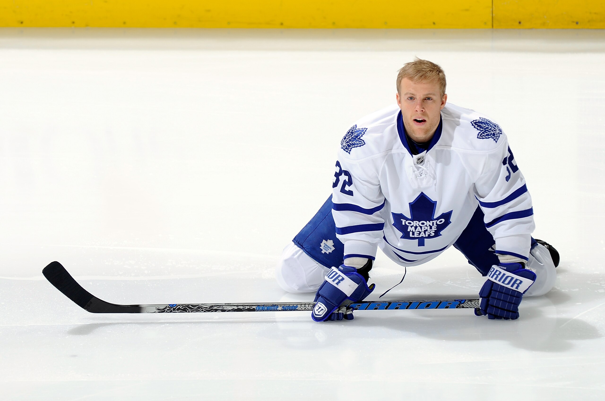 WASHINGTON - DECEMBER 06:  Kris Versteeg #32 of the Toronto Maple Leafs warms up before the game against the Washington Capitals at the Verizon Center on December 6, 2010 in Washington, DC.  (Photo by Greg Fiume/Getty Images)