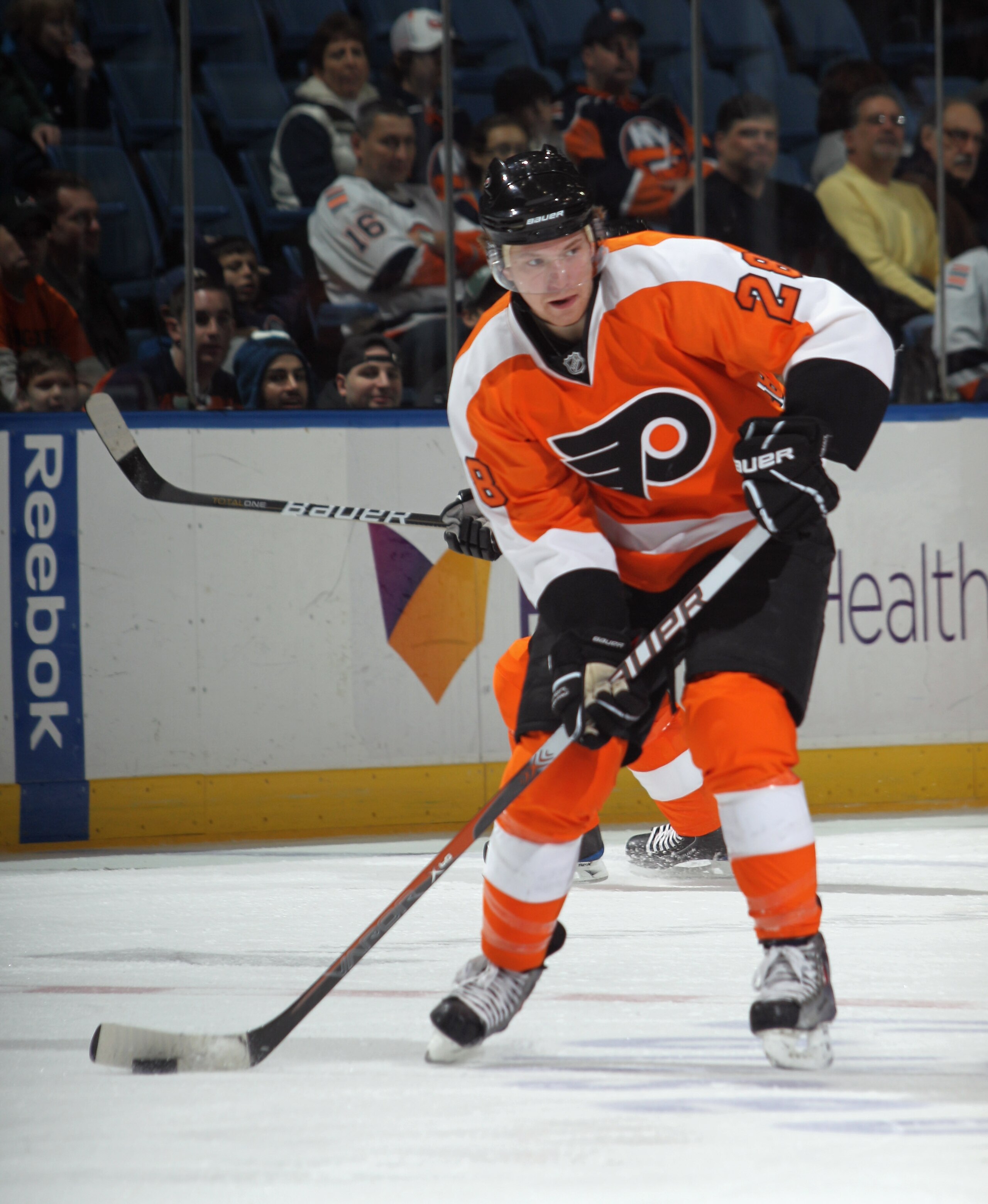 UNIONDALE, NY - DECEMBER 05:  Claude Giroux #28 of the Philadelphia Flyers skates against the New York Islanders at the Nassau Coliseum on December 5, 2010 in Uniondale, New York.  (Photo by Bruce Bennett/Getty Images)