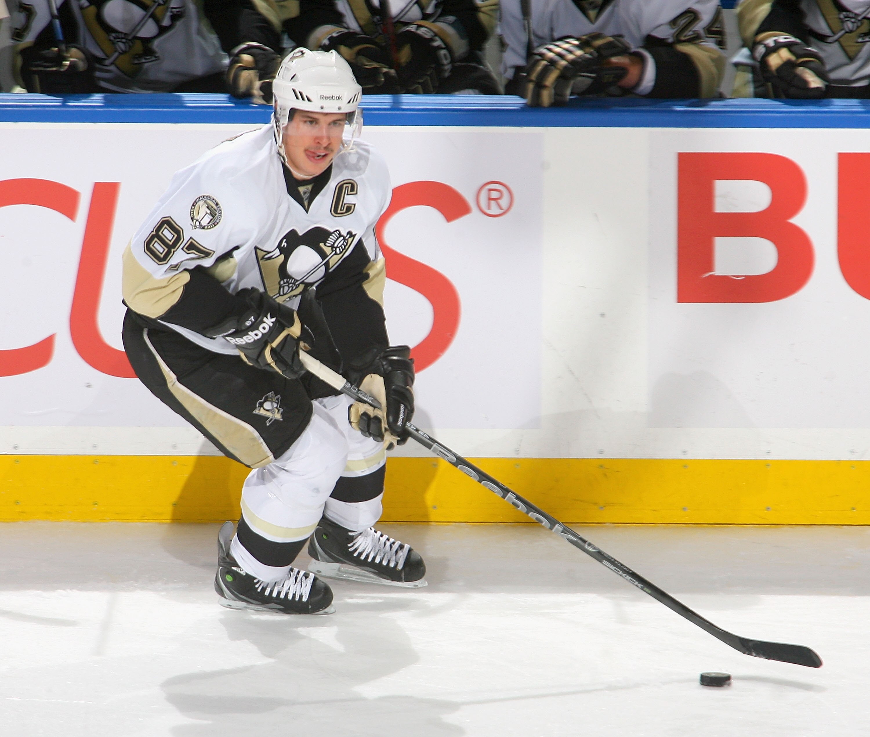 BUFFALO, NY - DECEMBER 11:  Sidney Crosby #87 of the Pittsburgh Penguins skates against the Buffalo Sabres  at HSBC Arena on December 11, 2010 in Buffalo, New York. Pittsburgh won 5-2.  (Photo by Rick Stewart/Getty Images)