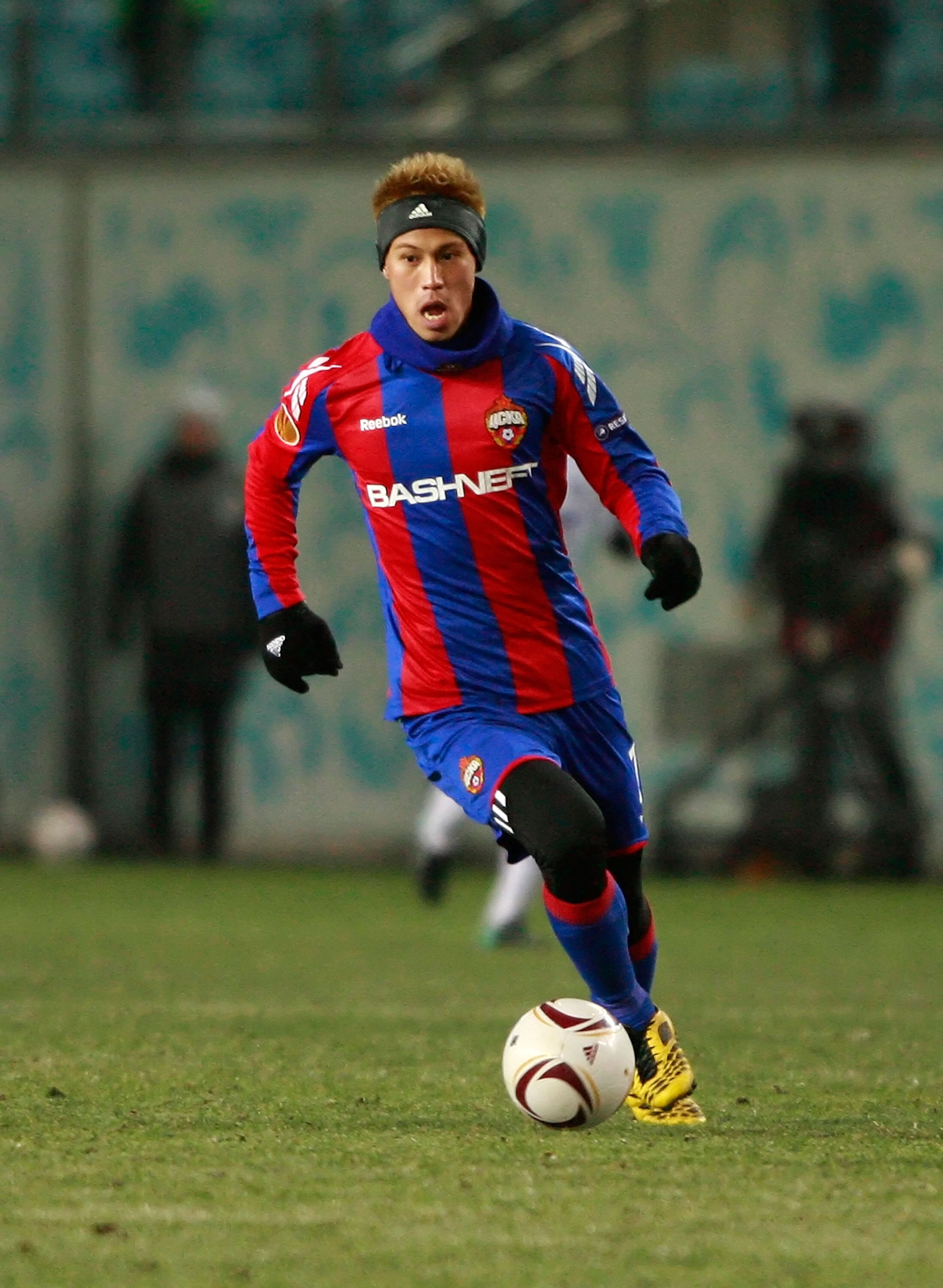 KHIMKI, RUSSIA - DECEMBER 02:  (EMBARGOED FOR PUBLICATION IN ALL JAPANESE MEDIA UNTIL 48 HOURS AFTER CREATE DATE AND TIME) Keisuke Honda of CSKA Moscow controls the ball during the UEFA Europa League match between PFC CSKA Moscow and FC Lausanne-Sport at 