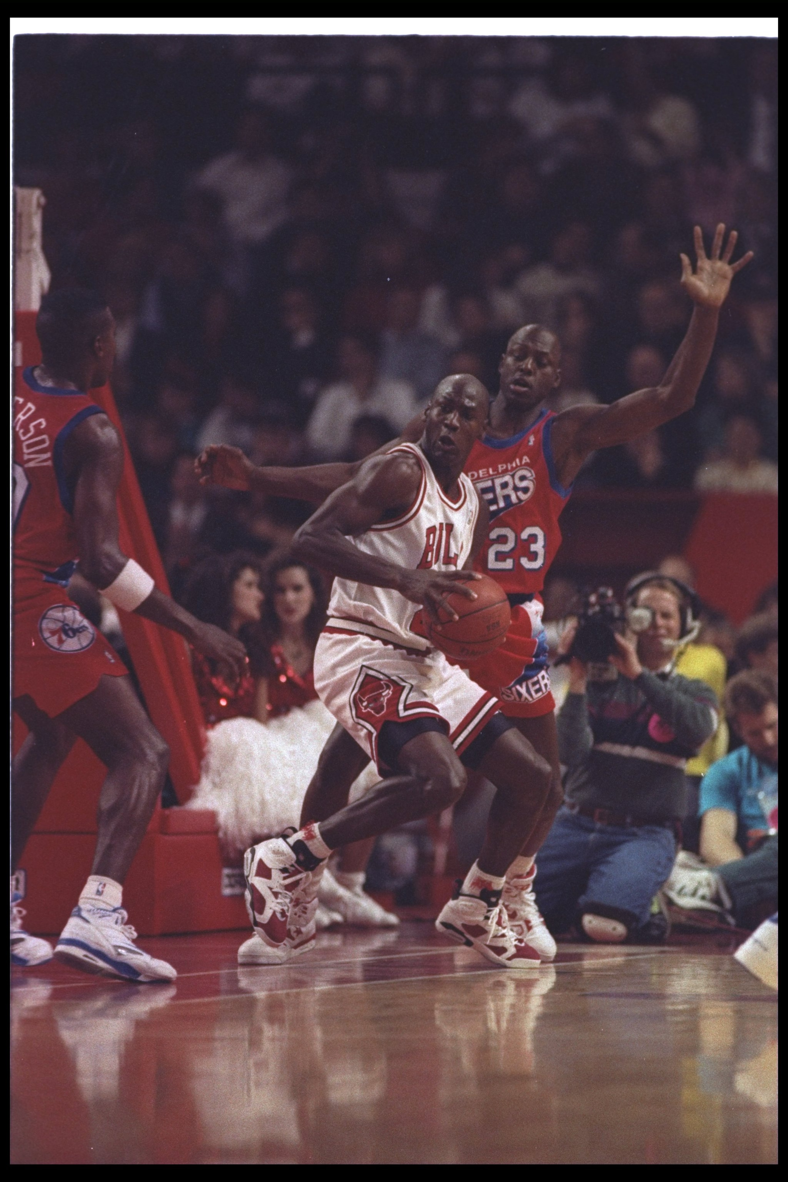 1 Nov 1991:  Guard Michael Jordan of the Chicago Bulls (center) works against the Philadelphia 76ers during a game at the United Center in Chicago, Illinois.  The Bulls won the game, 110-90. Mandatory Credit: Jonathan Daniel  /Allsport