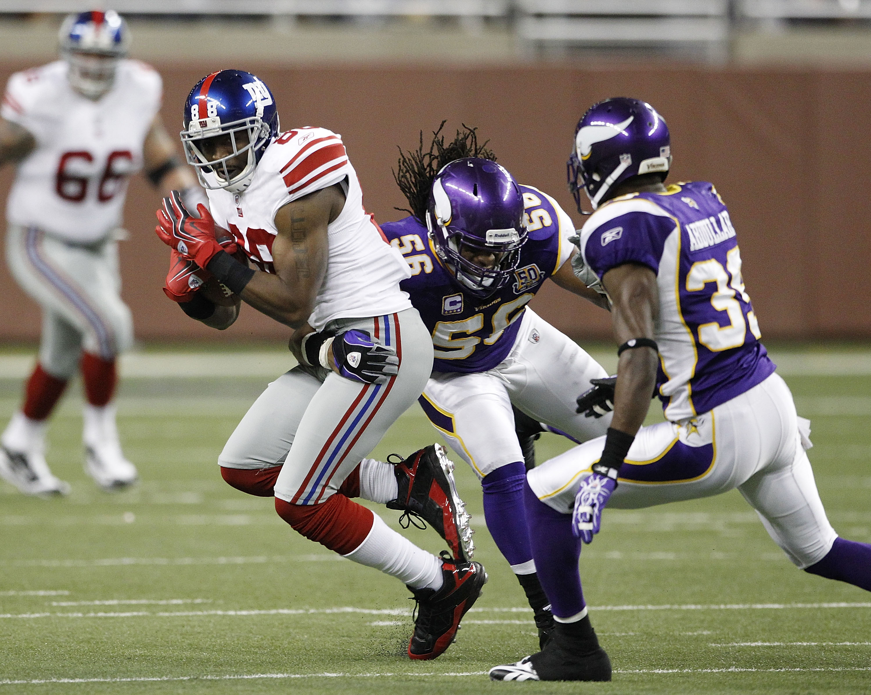 DETROIT, MI - DECEMBER 13: Hakeem Nicks #88 of the New York Giants catches a first down pass as E. J. Henderson #56 of the Minnesota Vikings makes the stop during the game at Ford Field on December 13, 2010 in Detroit, Michigan.  (Photo by Leon Halip/Gett