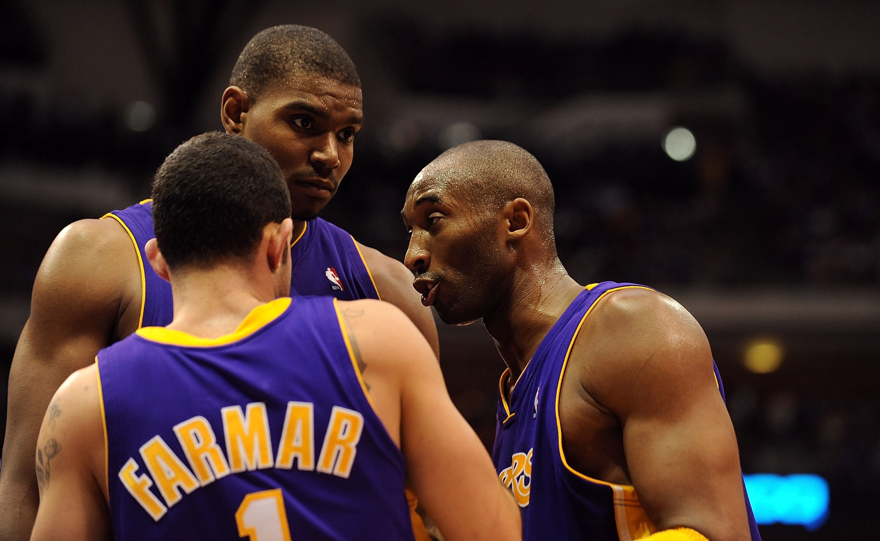 DALLAS - JANUARY 13:  Guard Kobe Bryant #24, Jordan Farmar #1 and Andrew Bynum #17 of the Los Angeles Lakers on January 13, 2010 at American Airlines Center in Dallas, Texas.  NOTE TO USER: User expressly acknowledges and agrees that, by downloading and/o