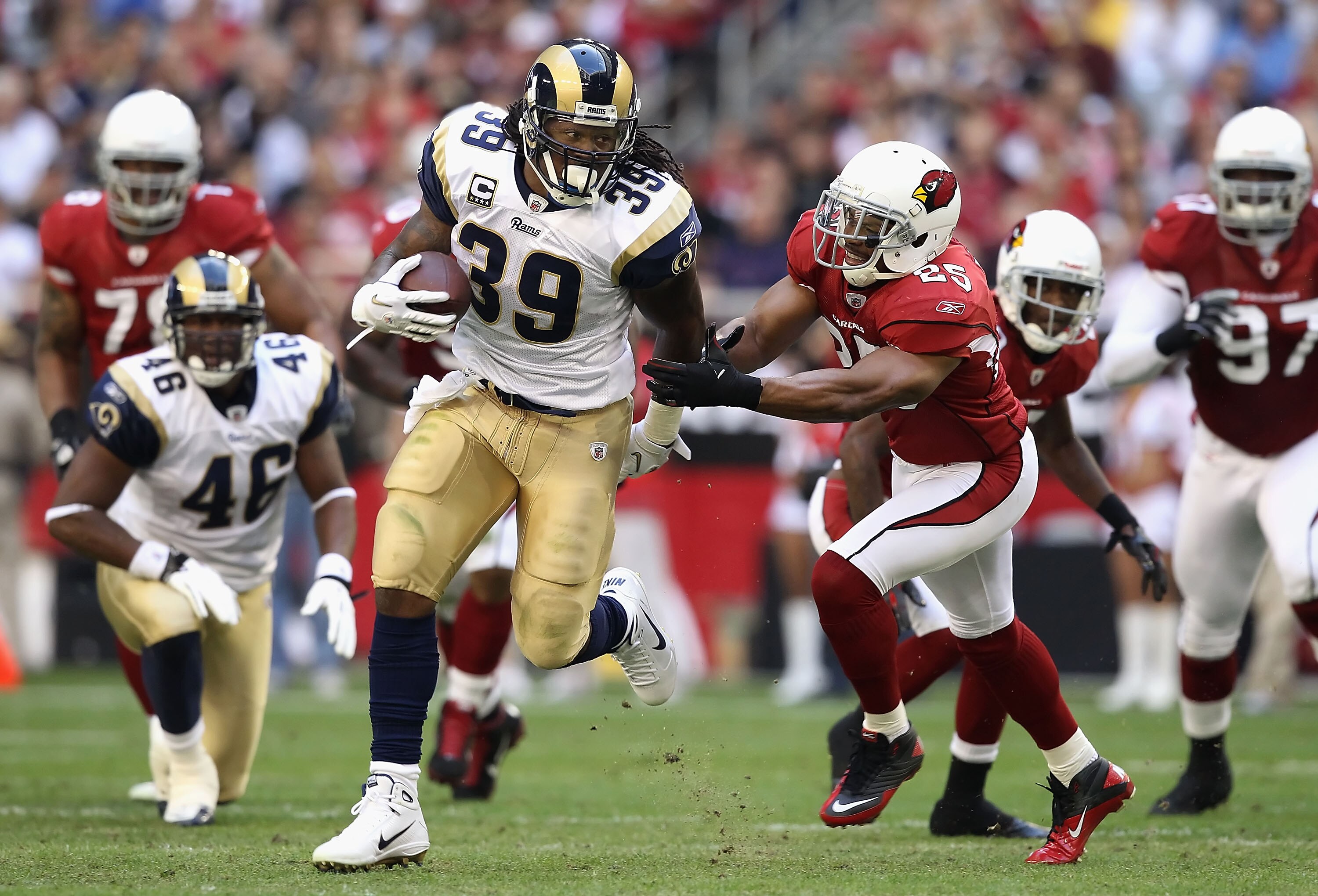 GLENDALE, AZ - DECEMBER 05:  Runningback Steven Jackson #39 of the St. Louis Rams rushes the football against the Arizona Cardinals during the NFL game at the University of Phoenix Stadium on December 5, 2010 in Glendale, Arizona. The Rams defeated the Ca