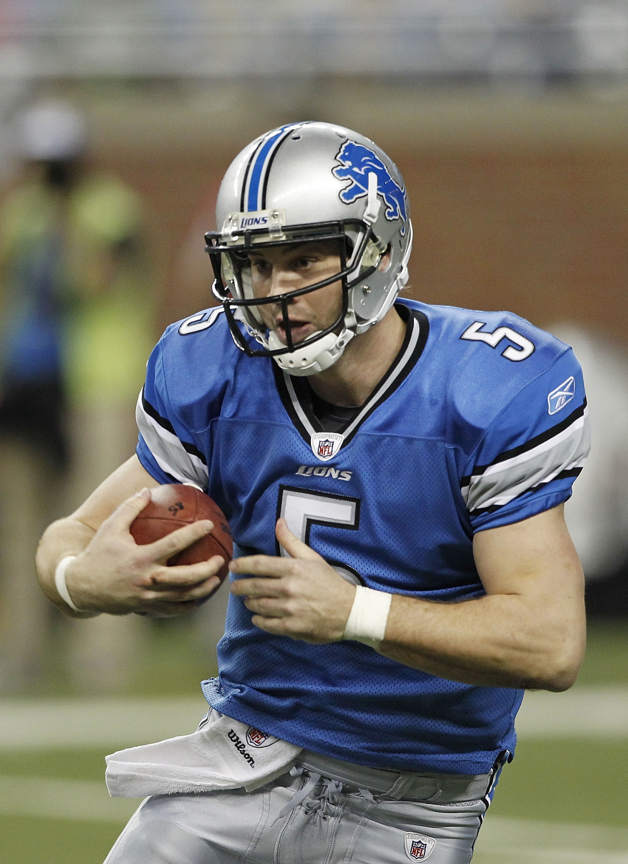 DETROIT - DECEMBER 12: Drew Stanton #5 of the Detroit Lions runs for a first down during the the game against the Green Bay Packers at Ford Field on December 12, 2010 in Detroit, Michigan. The Lions deeated the Packers 7-3.  (Photo by Leon Halip/Getty Ima