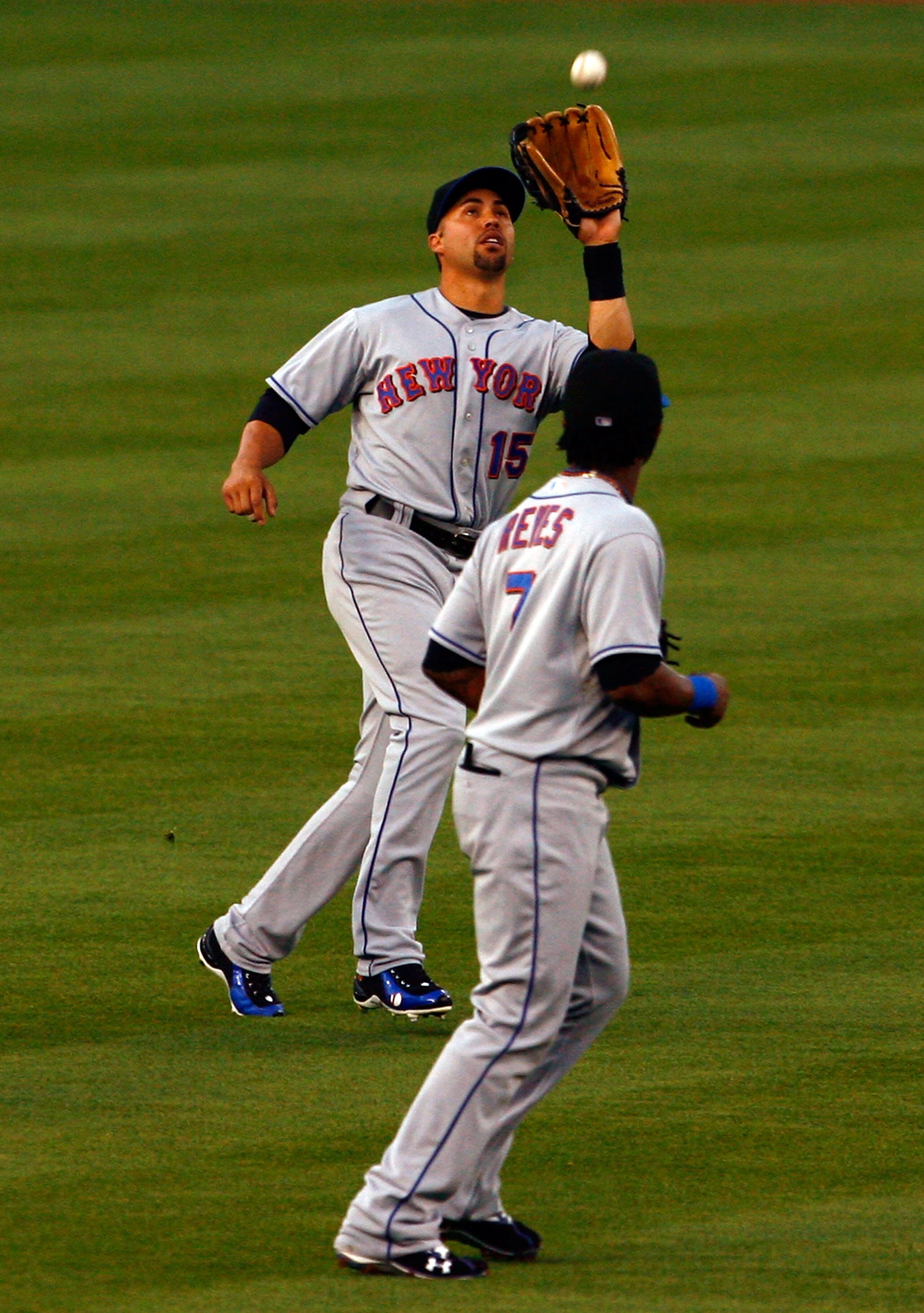 LOS ANGELES, CA - MAY 19:  Center fielder Carlos Beltran #15 of the New York Mets fields a pop fly by Russell Martin of the Los Angeles Dodgers to end the first inning as Jose Reyes #7 looks on at Dodger Stadium on May 19, 2009 in Los Angeles, California.