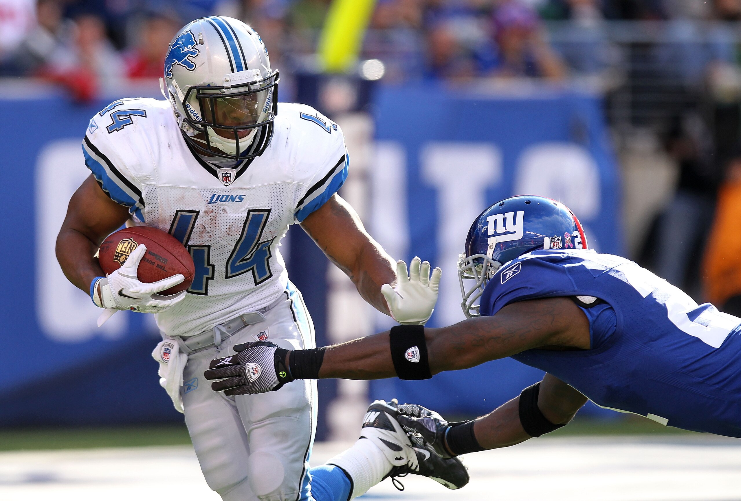 EAST RUTHERFORD, NJ - OCTOBER 17:  Jahvid Best #44 of the Detroit Lions rushes past the tackle of Kenny Phillips #21 of the New York Giants at New Meadowlands Stadium on October 17, 2010 in East Rutherford, New Jersey.  (Photo by Nick Laham/Getty Images)