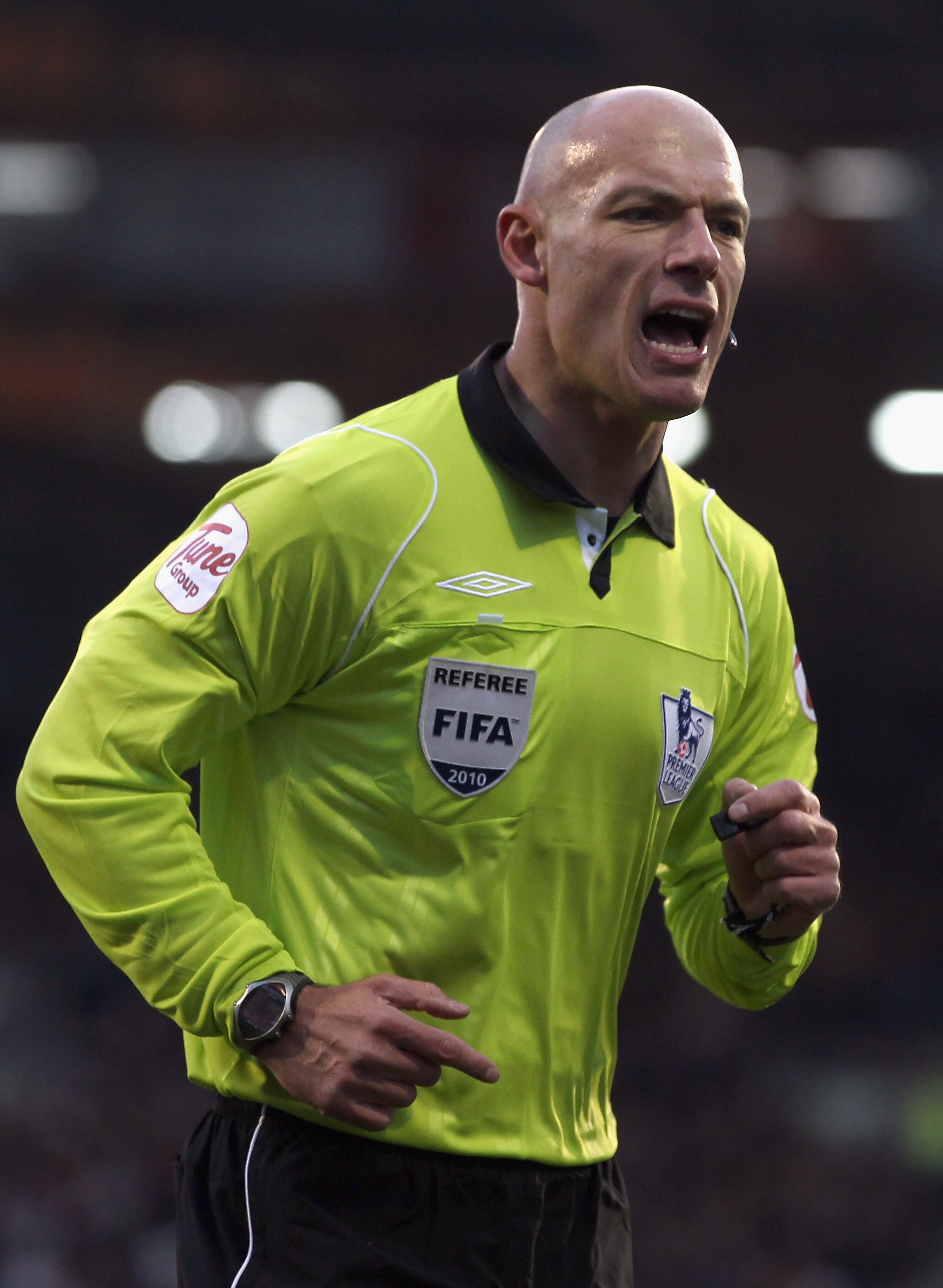 LONDON, ENGLAND - NOVEMBER 27:  Referee Howard Webb during the Barclays Premier League match between Fulham and Birmingham City at Craven Cottage on November 27, 2010 in London, England.  (Photo by Ian Walton/Getty Images)