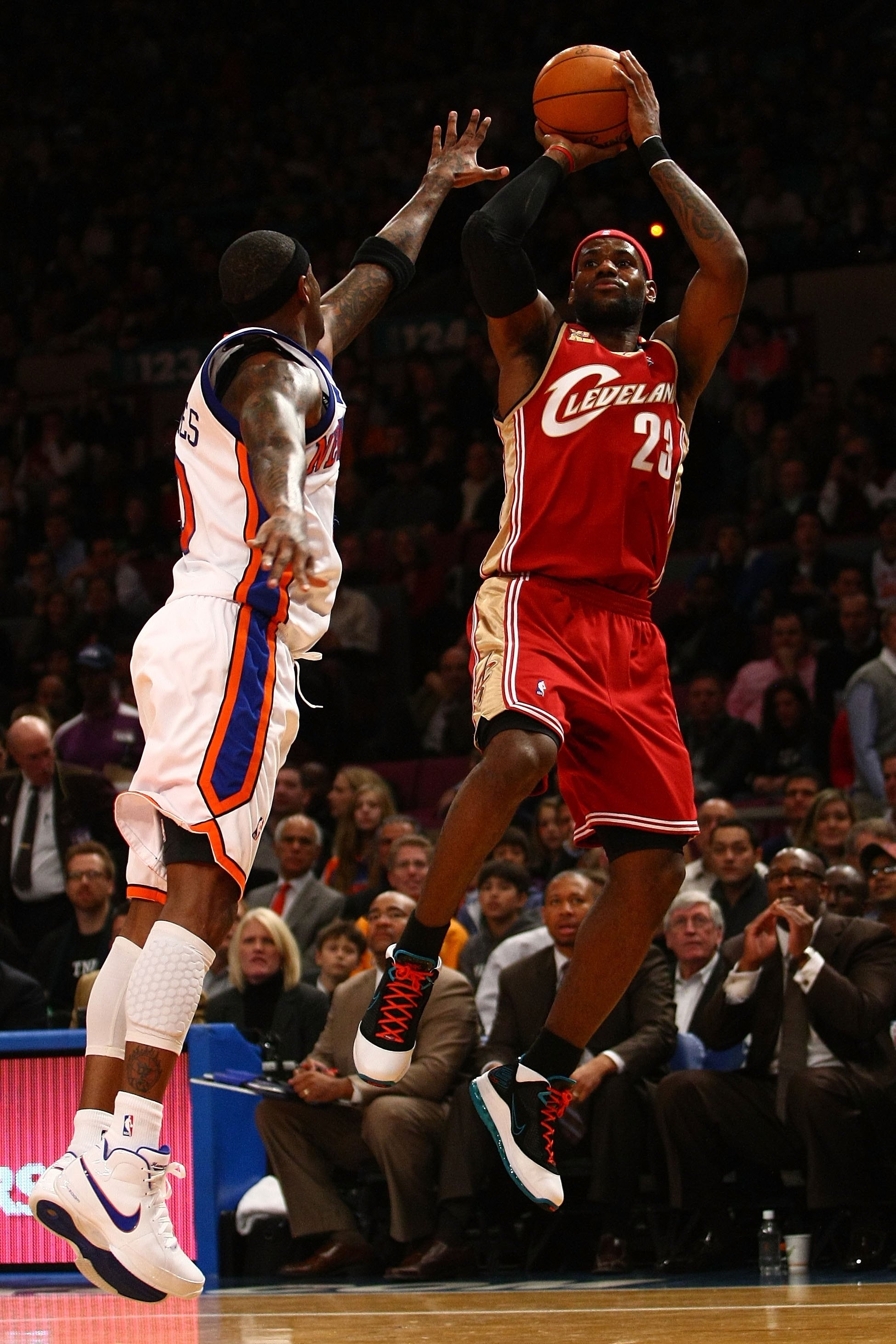 NEW YORK - NOVEMBER 06:  LeBron James #23 of the Cleveland Cavaliers shoots a basket against the New York Knicks at Madison Square Garden November 6, 2009 in New York City. NOTE TO USER: User expressly acknowledges and agrees that, by downloading and/or u