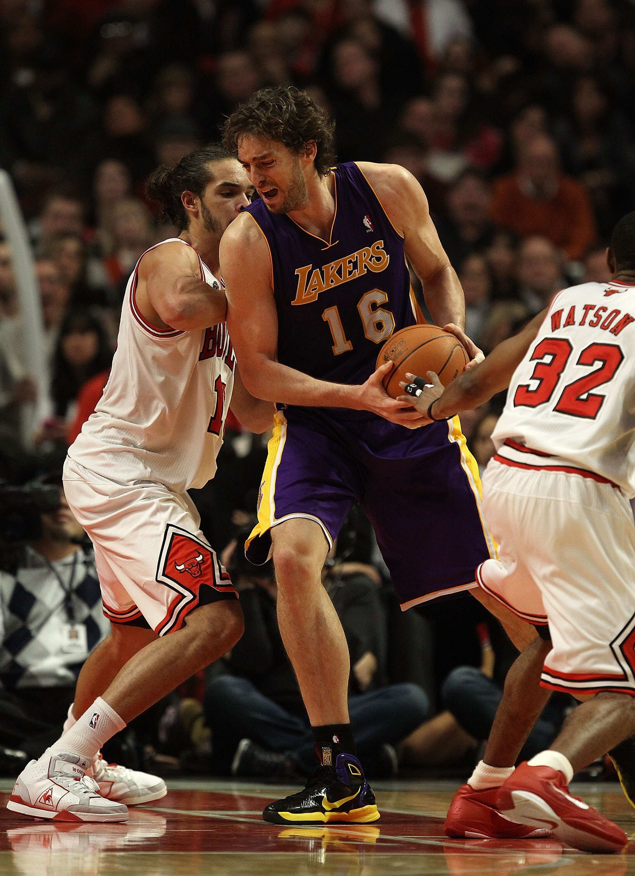 CHICAGO, IL - DECEMBER 10: Pau Gasol #16 of the Los Angeles Lakers moves against Joakim Noah #13 of the Chicago Bulls at the United Center on December 10, 2010 in Chicago, Illinois. The Bulls defeated the Lakers 88-84. NOTE TO USER: User expressly acknowl