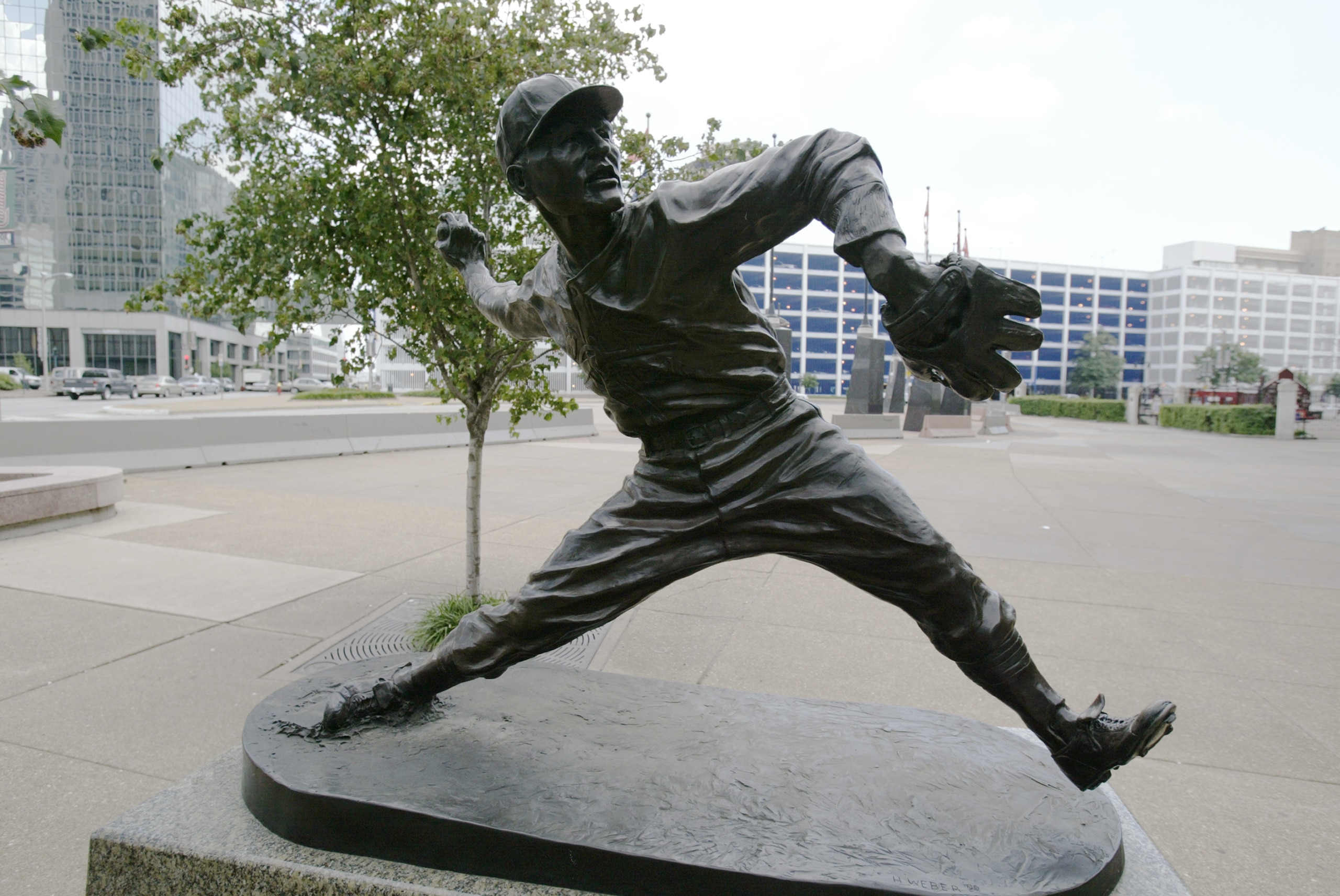 ST LOUIS - JULY 18:  Statue of Jay Hanna 'Dizzy' Dean #17 of the St. Louis Cardinals is outside of Busch Stadium on July 18, 2004 in St. Louis, Missouri. (Photo by Dilip Vishwanat/Getty Images)