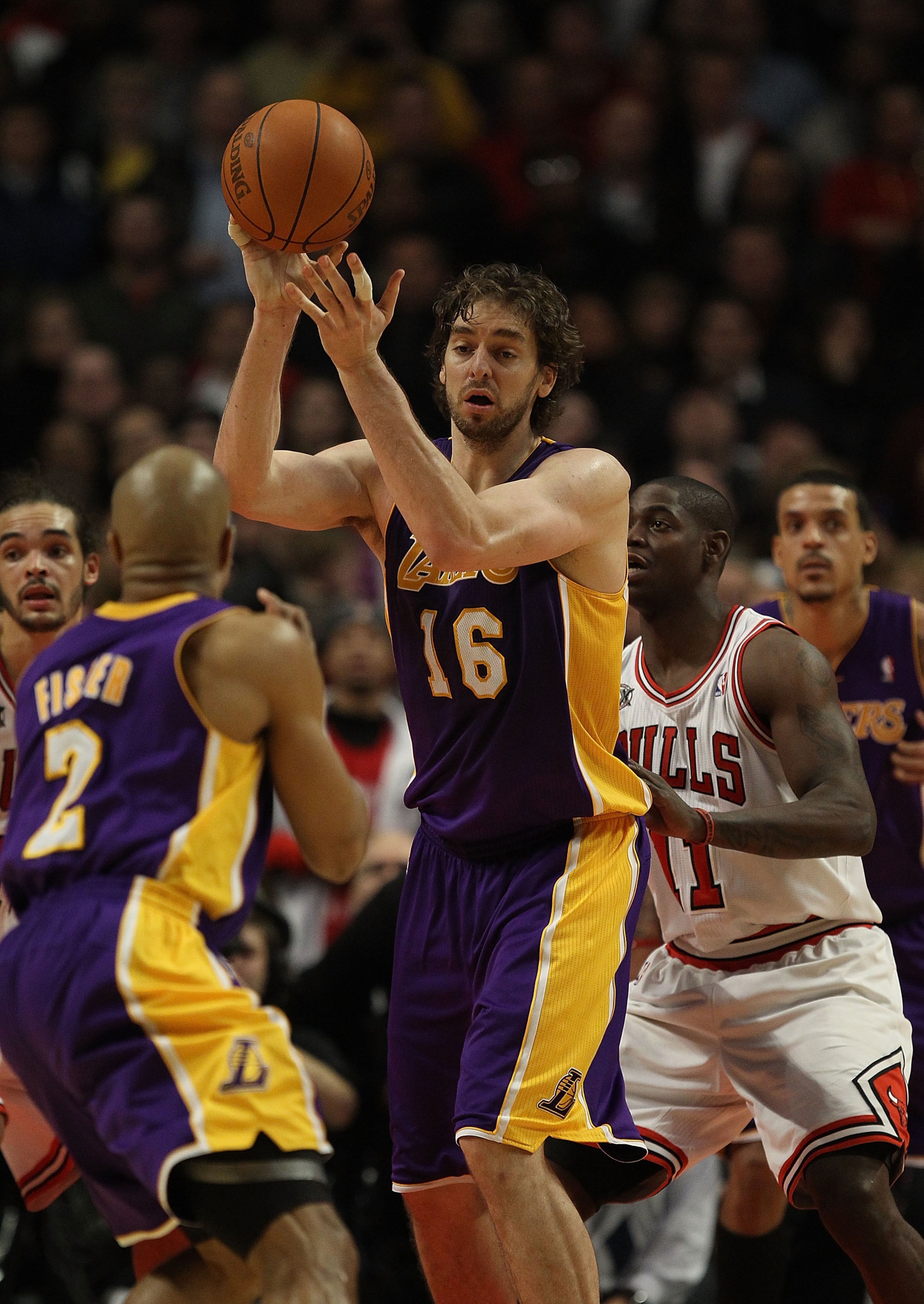 CHICAGO, IL - DECEMBER 10: Pau Gasol #16 of the Los Angeles Lakers passes the ball to teammate Derek Fisher #2 against the Chicago Bulls at the United Center on December 10, 2010 in Chicago, Illinois. The Bulls defeated the Lakers 88-84. NOTE TO USER: Use CHICAGO, IL - DECEMBER 10: Pau Gasol #16 of the Los Angeles Lakers passes the ball to teammate Derek Fisher #2 against the Chicago Bulls at the United Center on December 10, 2010 in Chicago, Illinois. The Bulls defeated the Lakers 88-84. NOTE TO USER: Use