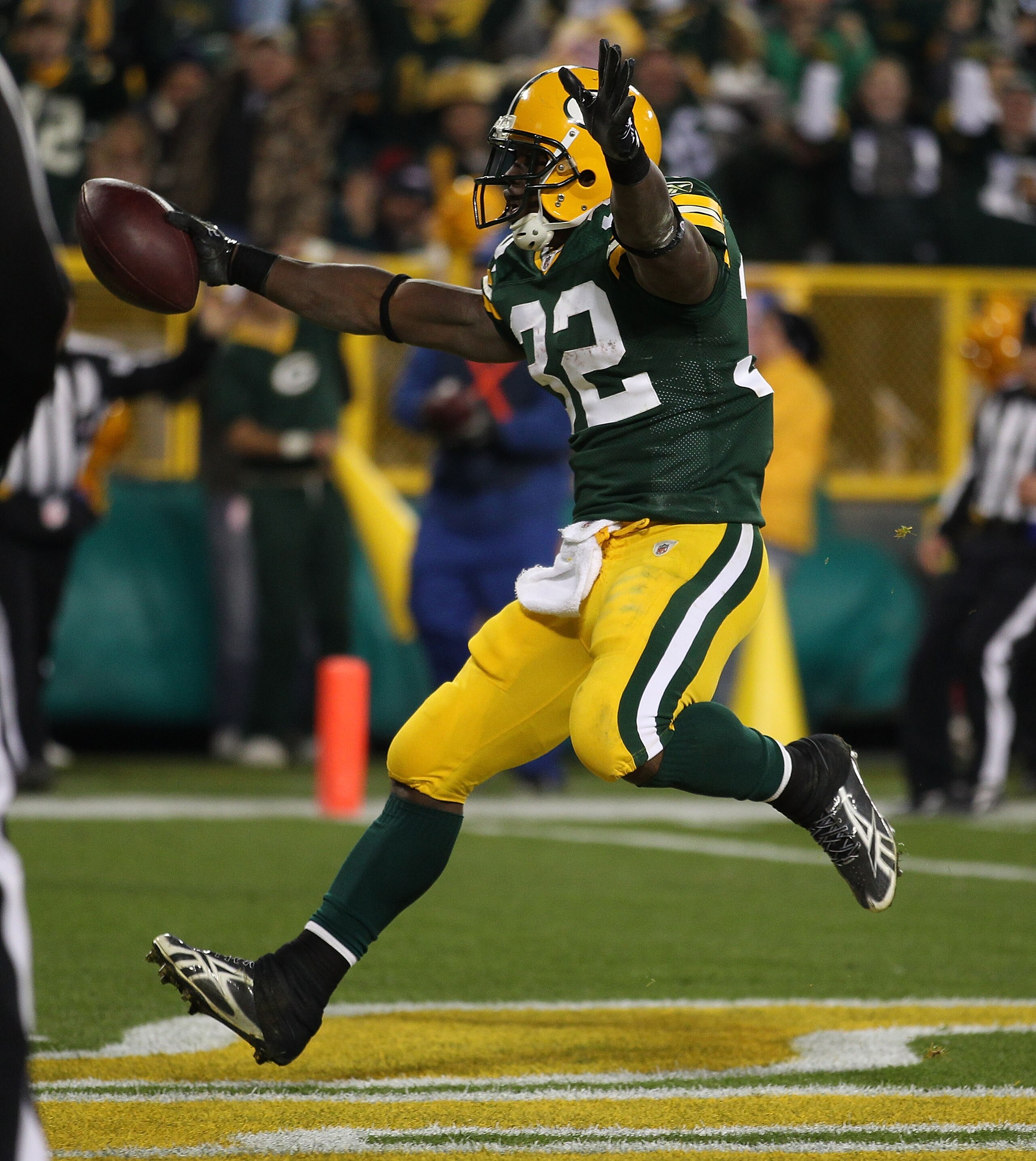 GREEN BAY, WI - NOVEMBER 07: Brandon Jackson #32 of the Green Bay Packers runs into the end zone for a touchdown against the Dallas Cowboys at Lambeau Field on November 7, 2010 in Green Bay, Wisconsin. The Packers defeated the Cowboys 45-7. (Photo by Jona