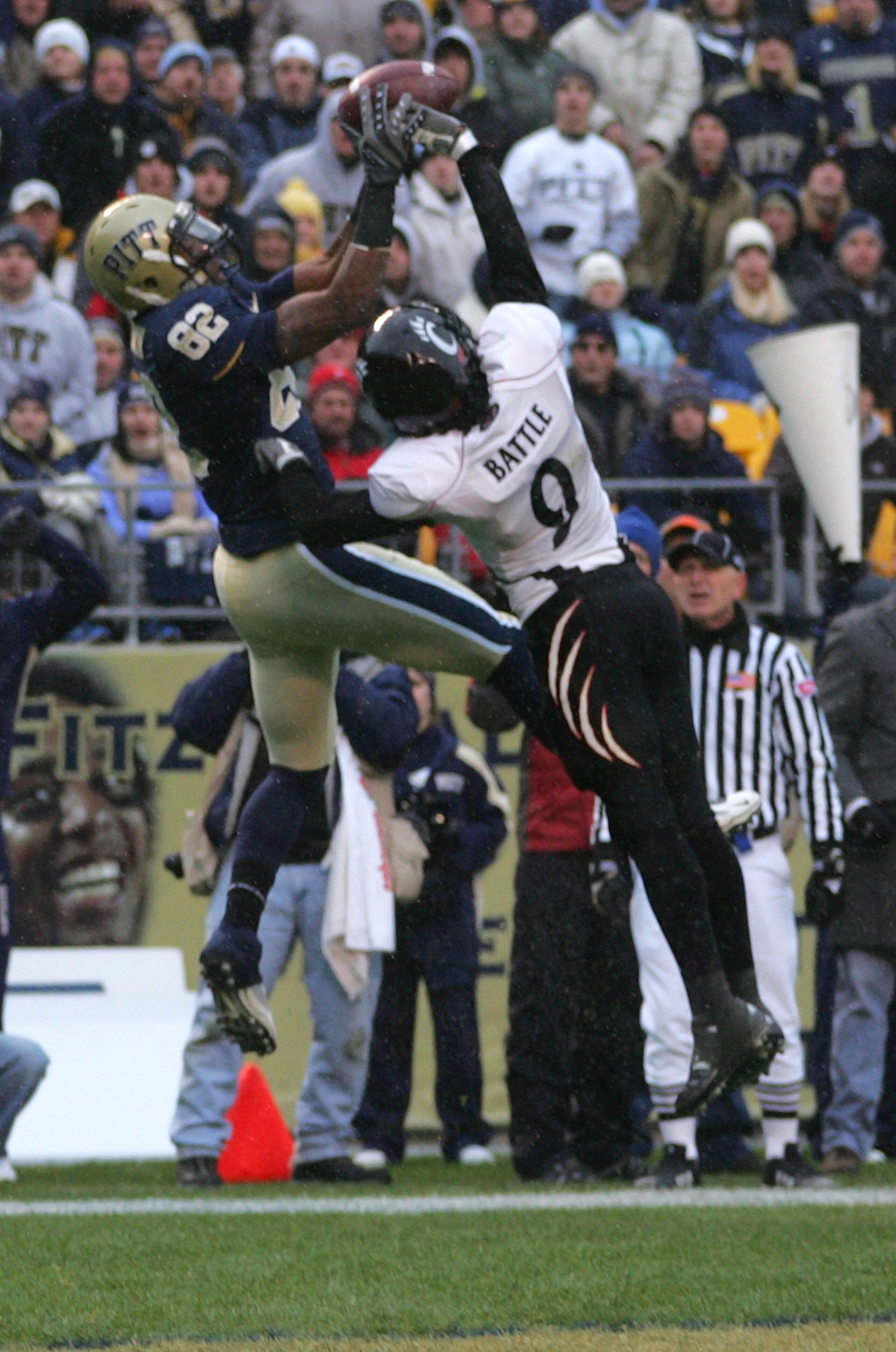 PITTSBURGH - DECEMBER 05: Jonathan Baldwin #82 of the University of Pittsburgh Panthers catches a touchdown against the Cincinnati Bearcats on December 5, 2009 at Heinz Field in Pittsburgh, Pennsylvania. (Photo by Jared Wickerham/Getty Images) PITTSBURGH - DECEMBER 05: Jonathan Baldwin #82 of the University of Pittsburgh Panthers catches a touchdown against the Cincinnati Bearcats on December 5, 2009 at Heinz Field in Pittsburgh, Pennsylvania. (Photo by Jared Wickerham/Getty Images)