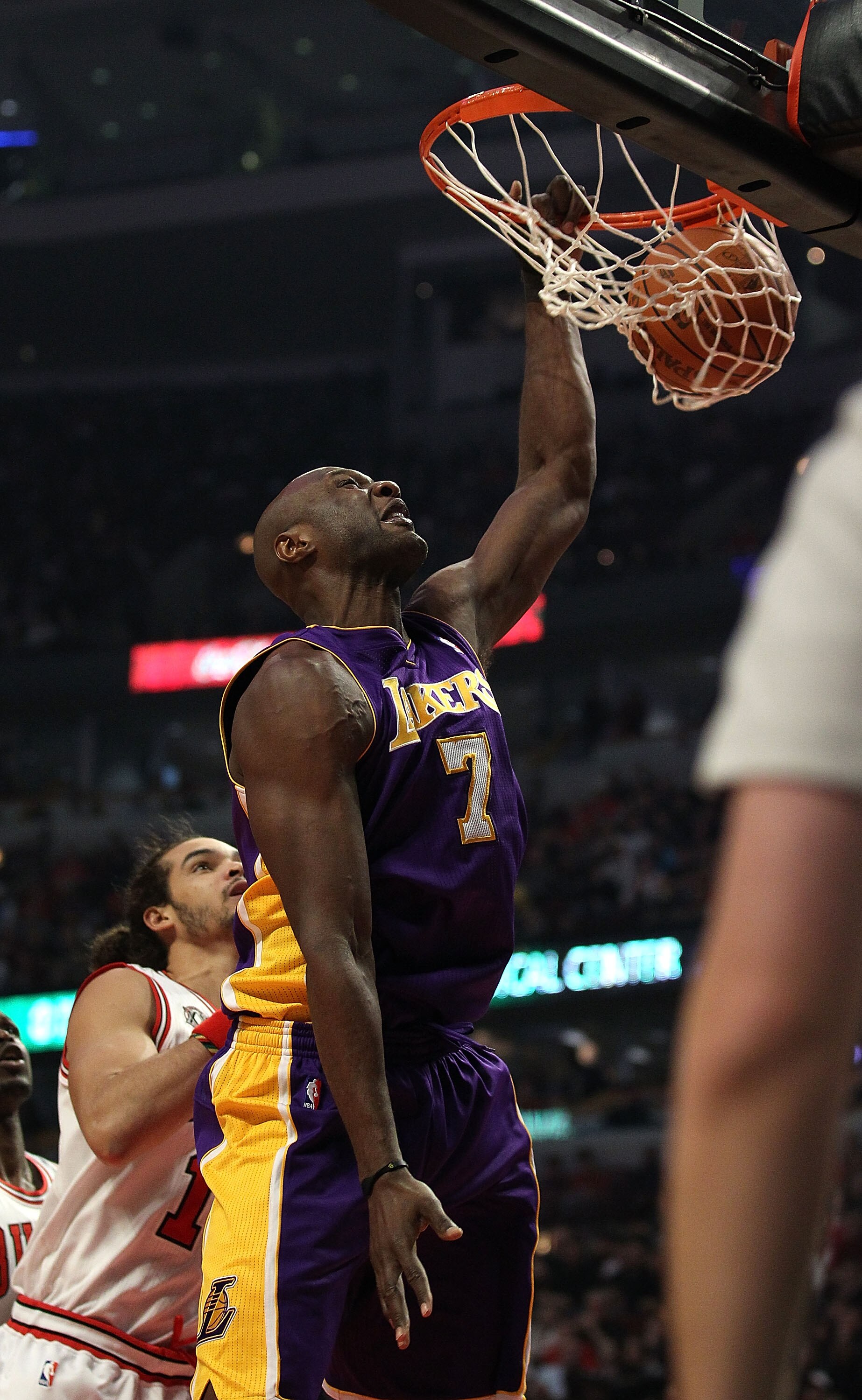 CHICAGO, IL - DECEMBER 10: Lamar Odom #7 of the Los Angeles Lakers dunks the ball over Joakim Noah #13 of the Chicago Bulls at the United Center on December 10, 2010 in Chicago, Illinois. NOTE TO USER: User expressly acknowledges and agrees that, by downl