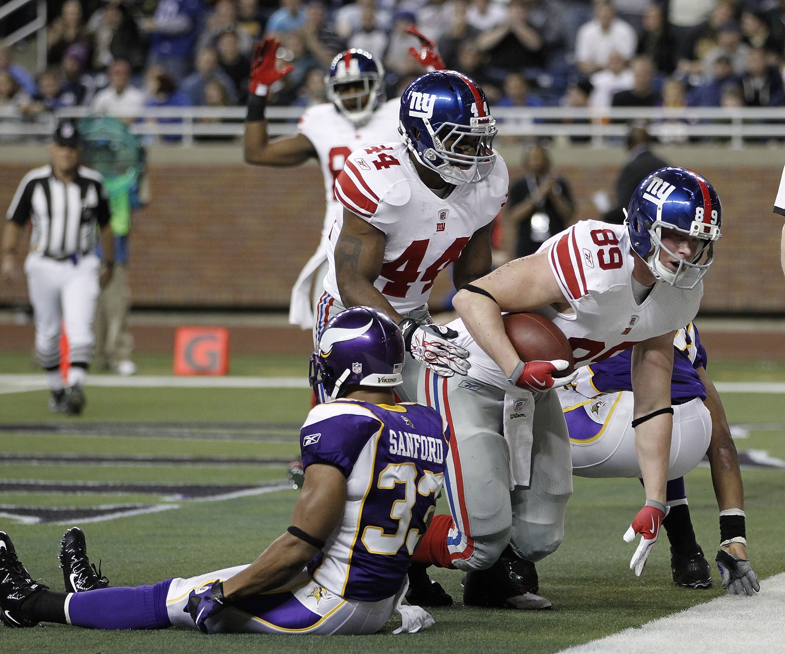 DETROIT, MI - DECEMBER 13:  Kevin Boss #89 of the New York Giants catches a second quarter touchdown behind Jamarca Sanford #33 of the Minnesota Vikings at Ford Field on December 13, 2010 in Detroit, Michigan.  (Photo by Gregory Shamus/Getty Images)