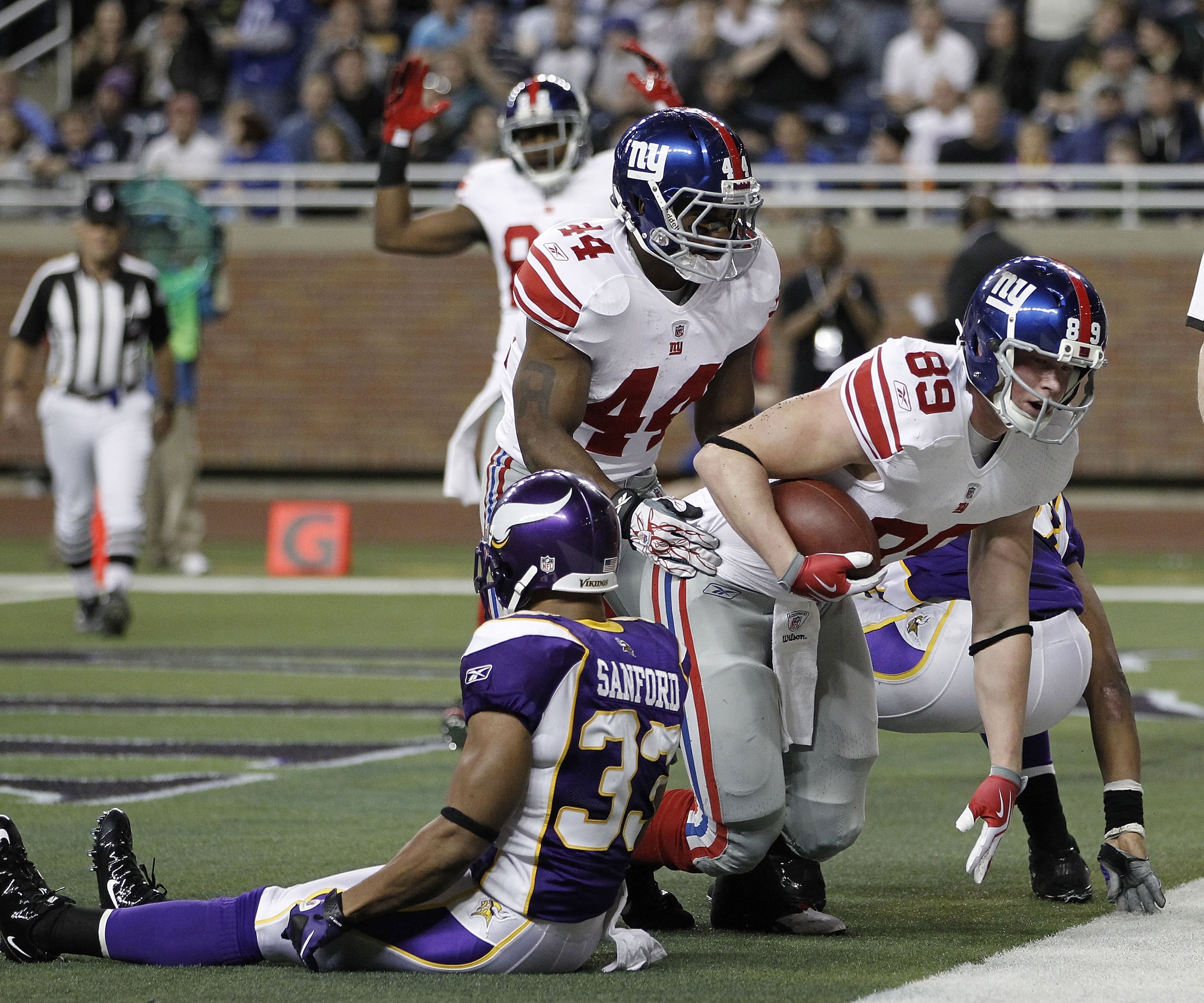 DETROIT, MI - DECEMBER 13:  Kevin Boss #89 of the New York Giants catches a second quarter touchdown behind Jamarca Sanford #33 of the Minnesota Vikings at Ford Field on December 13, 2010 in Detroit, Michigan.  (Photo by Gregory Shamus/Getty Images)