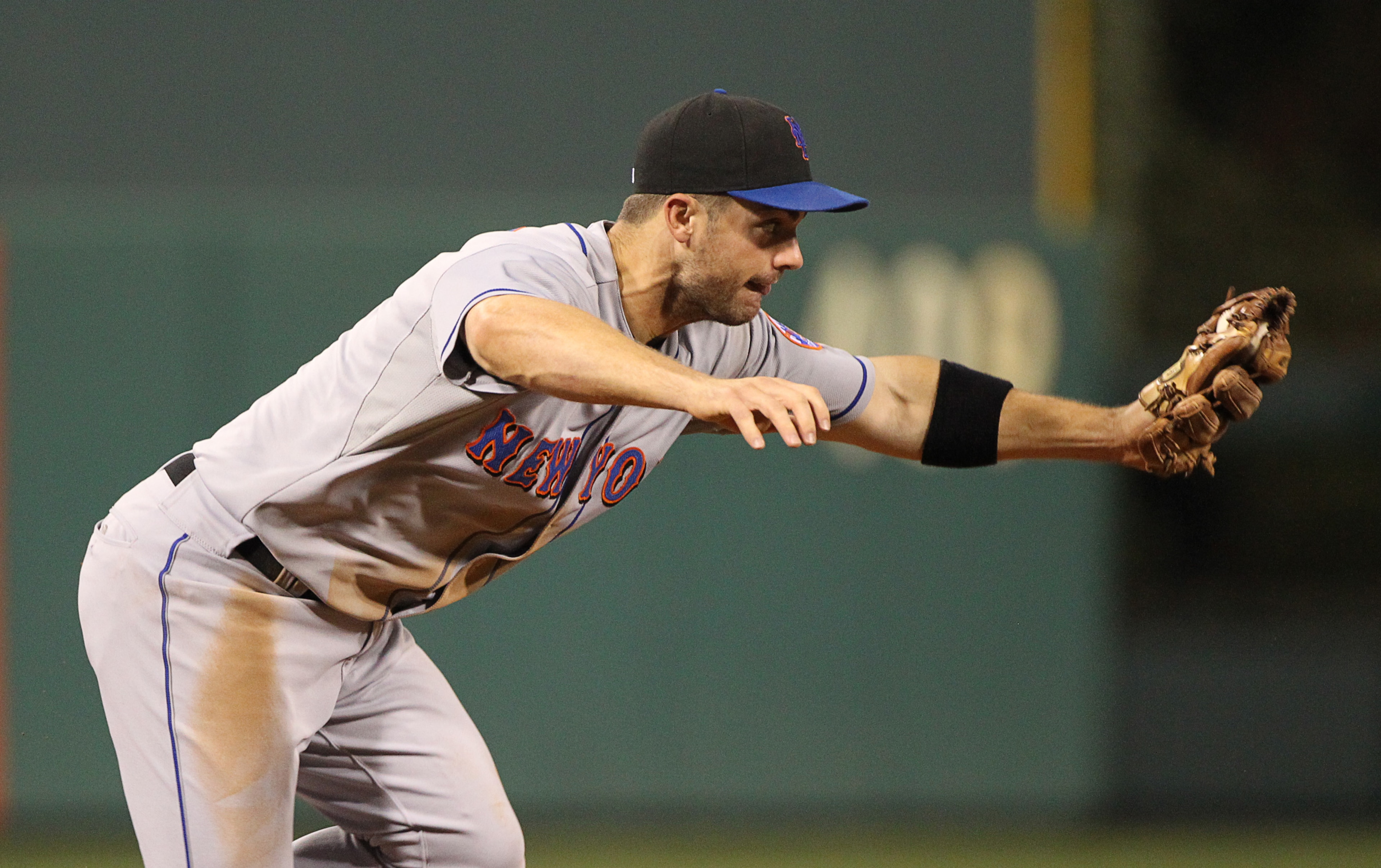 PHILADELPHIA - SEPTEMBER 25: Third baseman David Wright #5 of the New York Mets fields a ground ball during a game against the Philadelphia Phillies at Citizens Bank Park on September 25, 2010 in Philadelphia, Pennsylvania. The Mets won 5-2. (Photo by Hun PHILADELPHIA - SEPTEMBER 25: Third baseman David Wright #5 of the New York Mets fields a ground ball during a game against the Philadelphia Phillies at Citizens Bank Park on September 25, 2010 in Philadelphia, Pennsylvania. The Mets won 5-2. (Photo by Hun