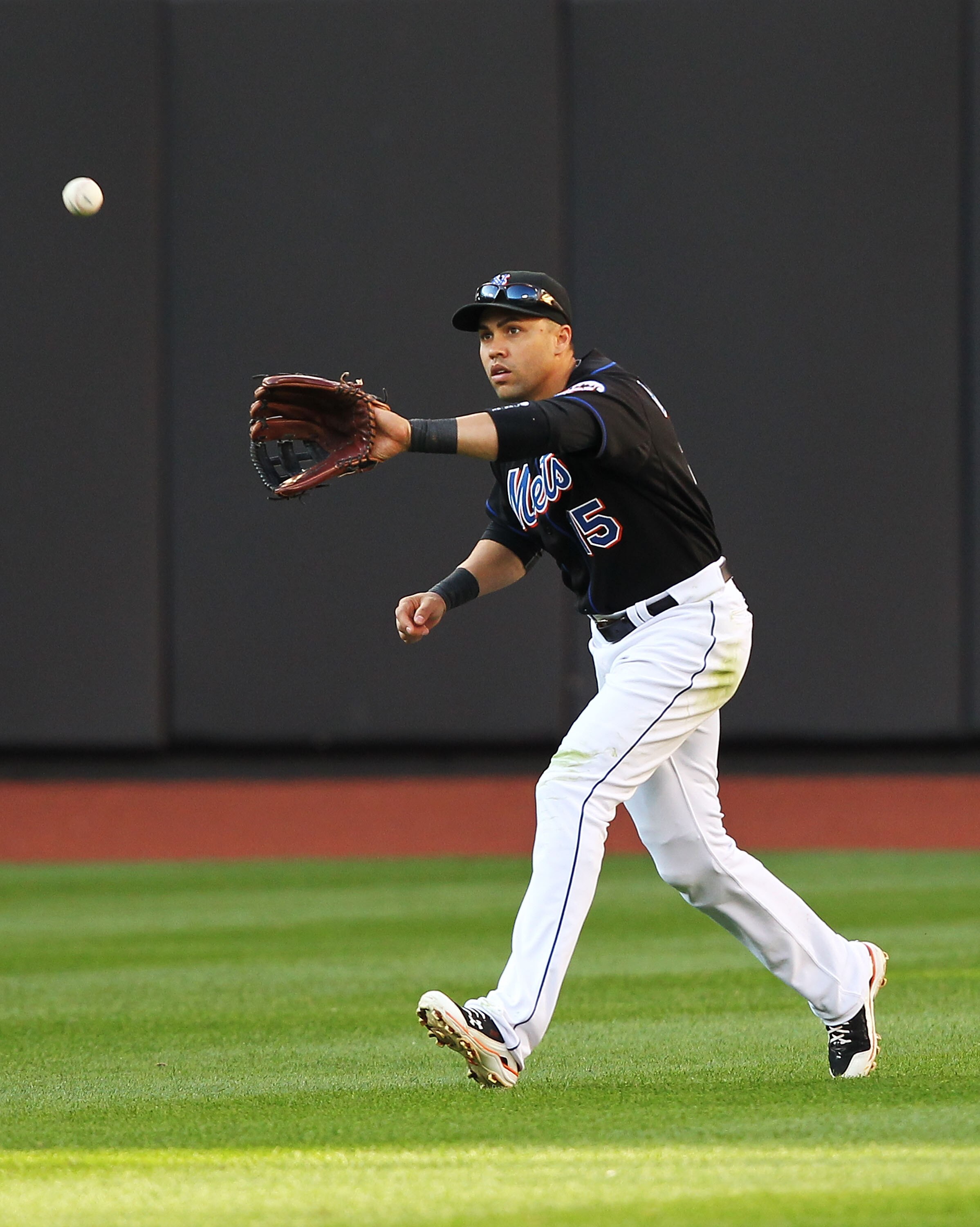 NEW YORK - SEPTEMBER 18:  Carlos Beltran #15 of the New York Mets in action against the Atlanta Braves during their game on September 18, 2010 at Citi Field in the Flushing neighborhood of the Queens borough of New York City.  (Photo by Al Bello/Getty Ima