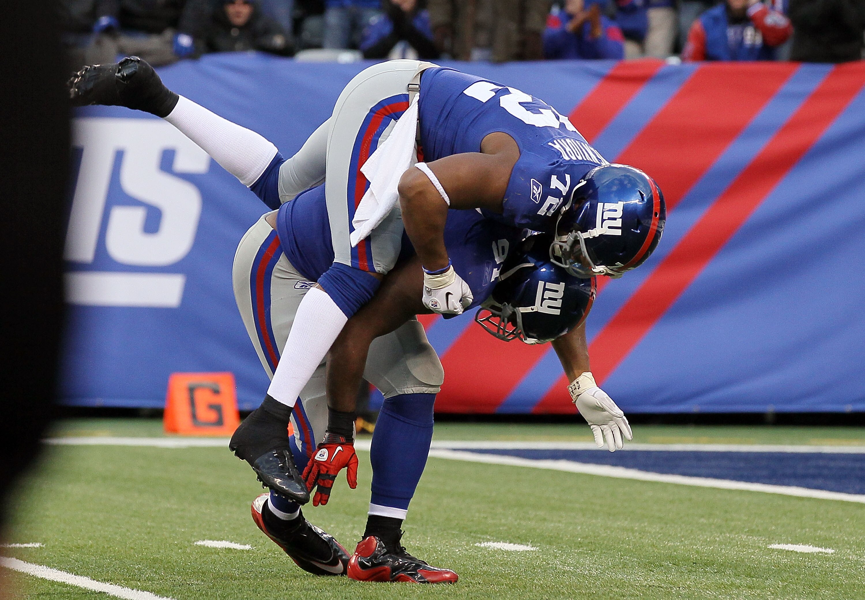 EAST RUTHERFORD, NJ - DECEMBER 05:  Justin Tuck #91 of the New York Giants celebrates with teammate Osi Umenyiora #72 after forcing a fumble against Donovan McNabb (not pictured) of the Washington Redskins during the fourth quarter on December 5, 2010 at