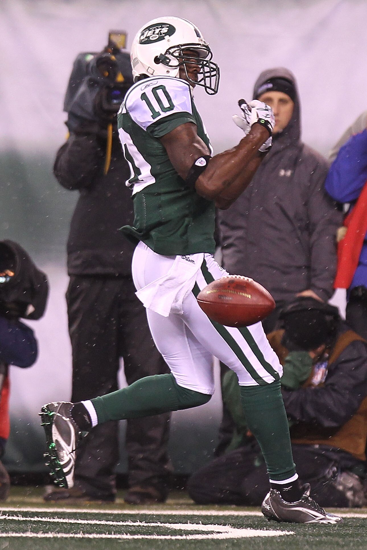 EAST RUTHERFORD, NJ - DECEMBER 12: Santonio Holmes #10 of the New York Jets drops a pass in the endzone against the Miami Dolphins at New Meadowlands Stadium on December 12, 2010 in East Rutherford, New Jersey.  (Photo by Nick Laham/Getty Images)