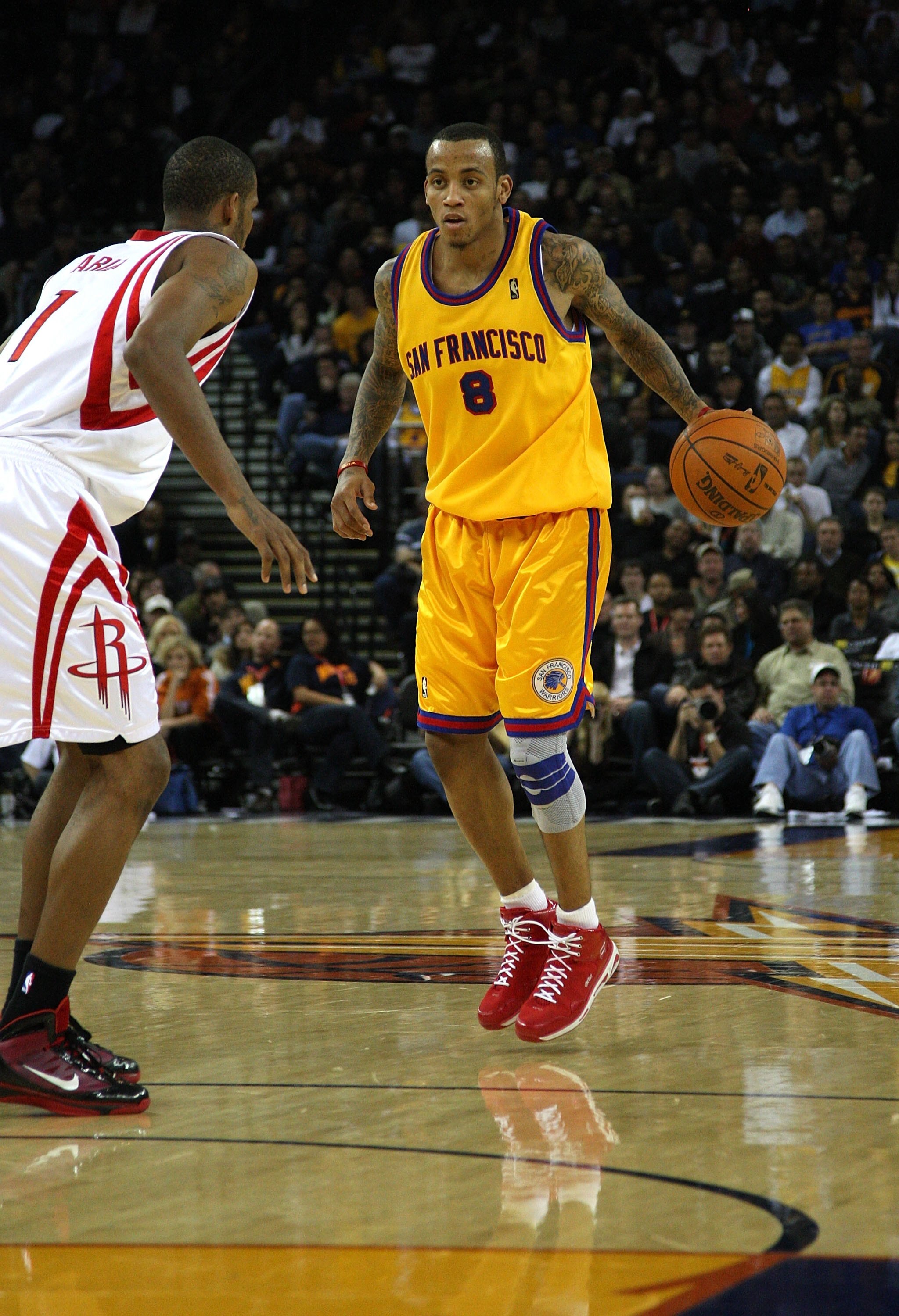 OAKLAND, CA - DECEMBER 03:  Monta Ellis #8 of the Golden State Warriors in action against the Houston Rockets during an NBA game at Oracle Arena on December 3, 2009 in Oakland, California. NOTE TO USER: User expressly acknowledges and agrees that, by down