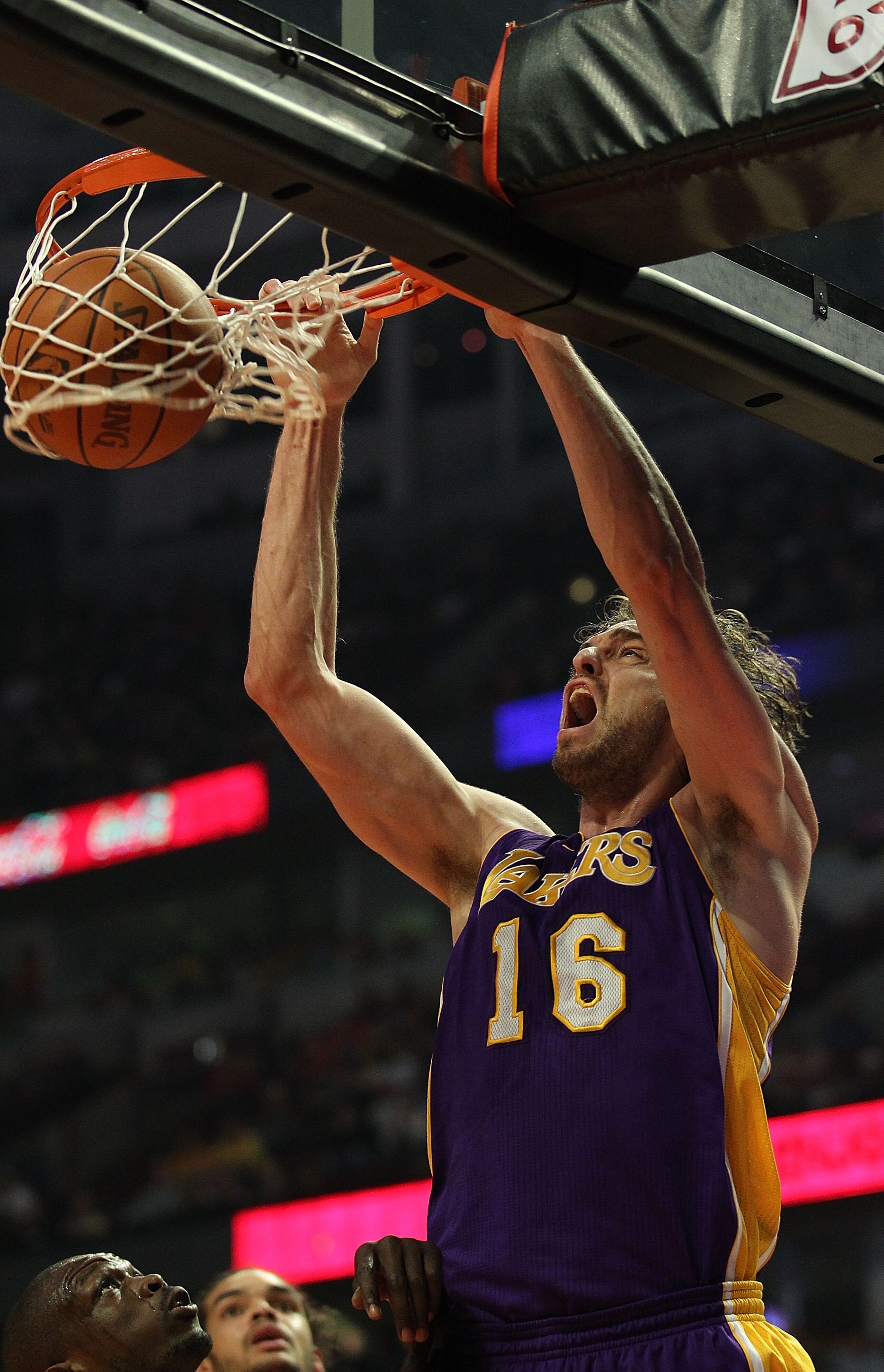 CHICAGO, IL - DECEMBER 10: Pau Gasol #16 of the Los Angeles Lakers dunks the ball against the Chicago Bulls at the United Center on December 10, 2010 in Chicago, Illinois. NOTE TO USER: User expressly acknowledges and agrees that, by downloading and/or us